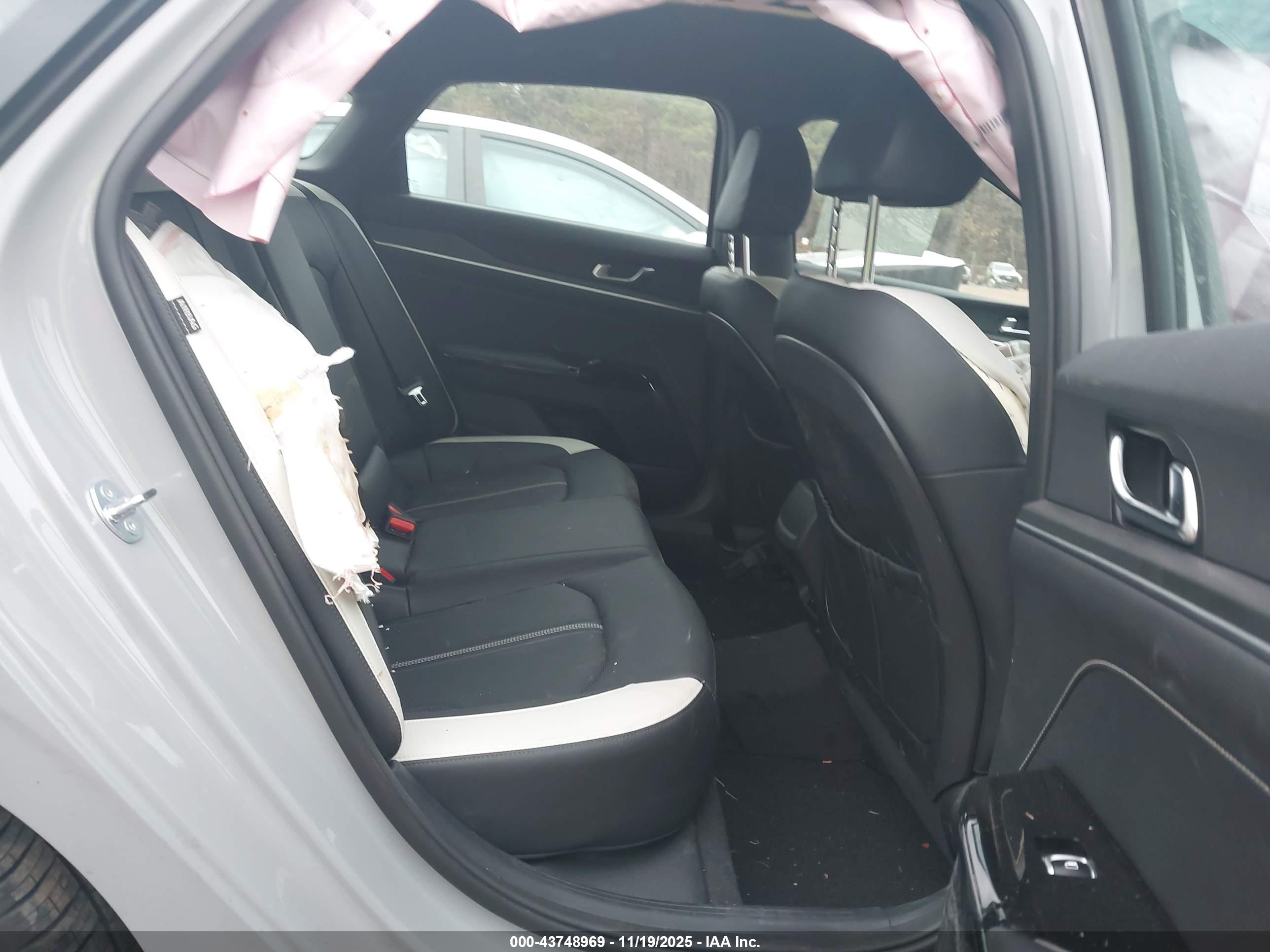 KIA K5 image 8