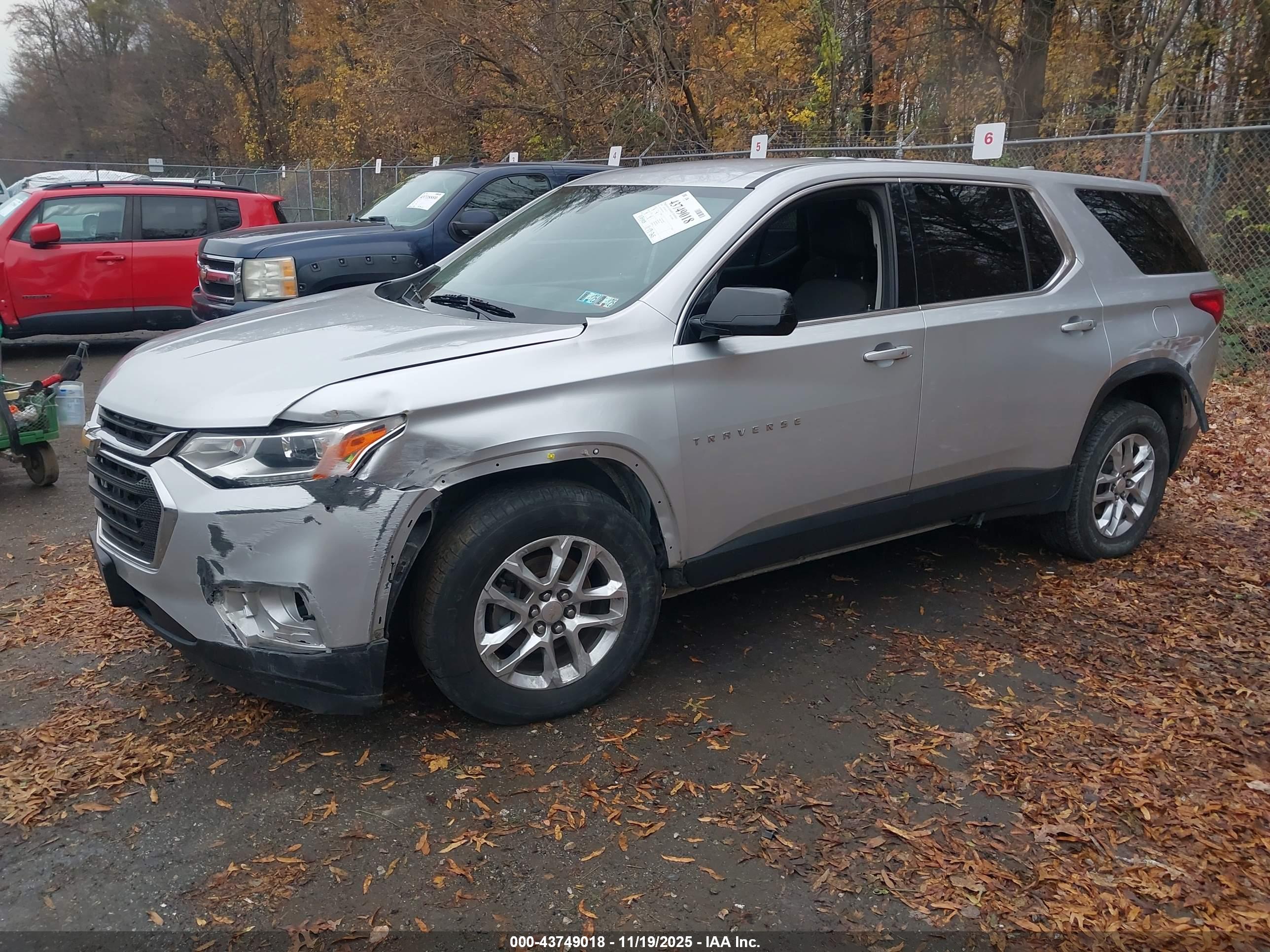 CHEVROLET TRAVERSE image 2