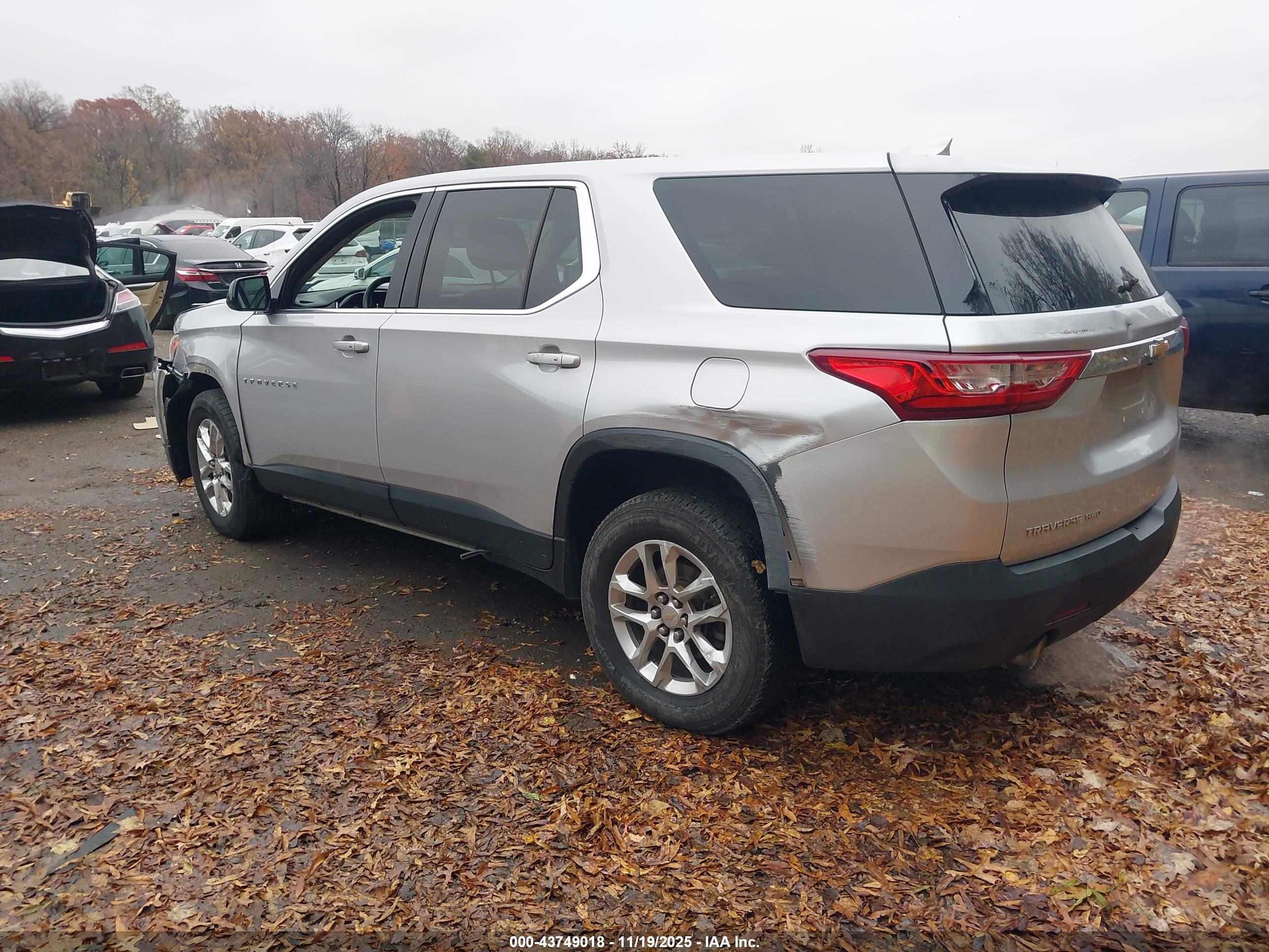 CHEVROLET TRAVERSE image 3