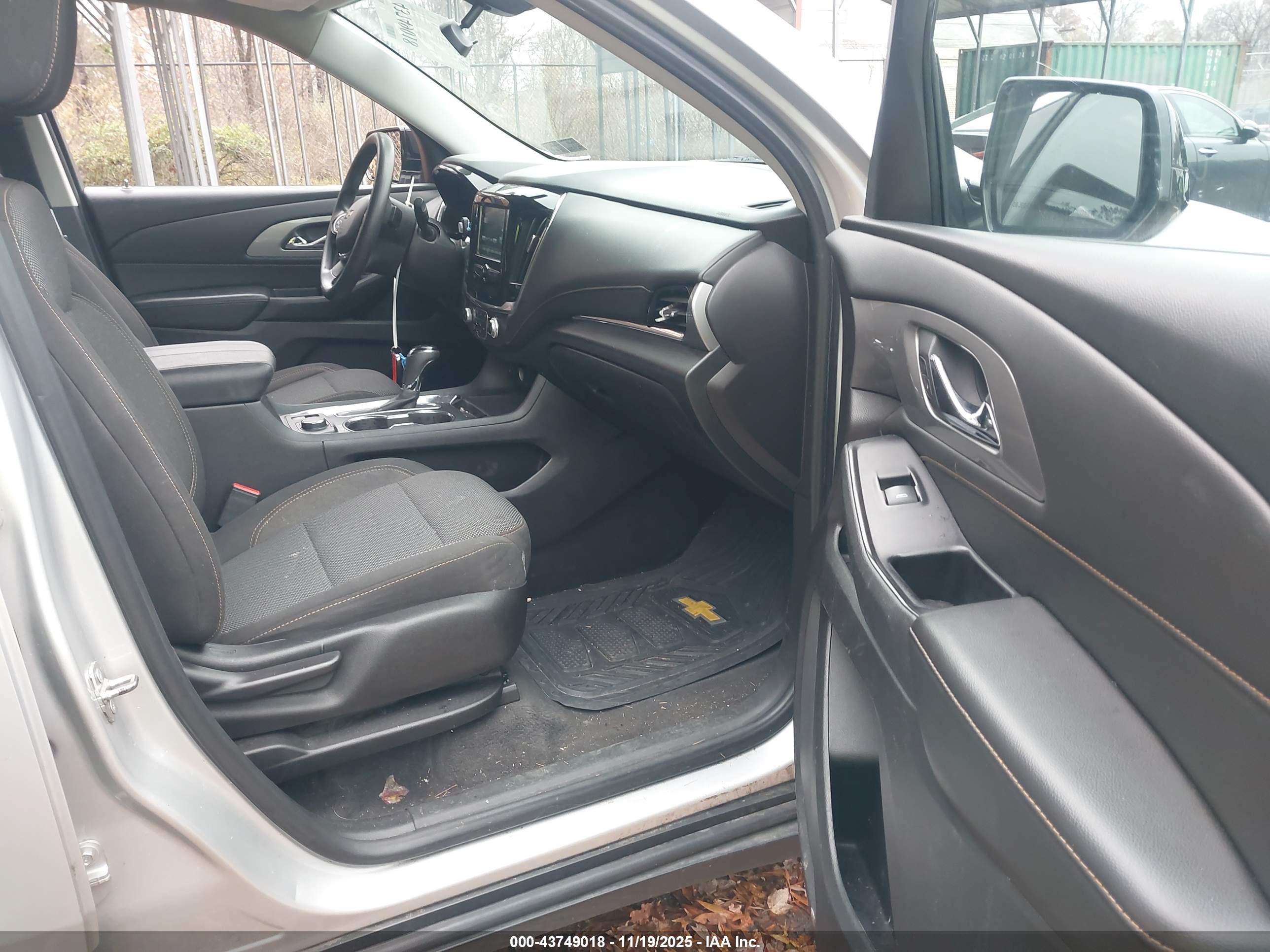 CHEVROLET TRAVERSE image 5