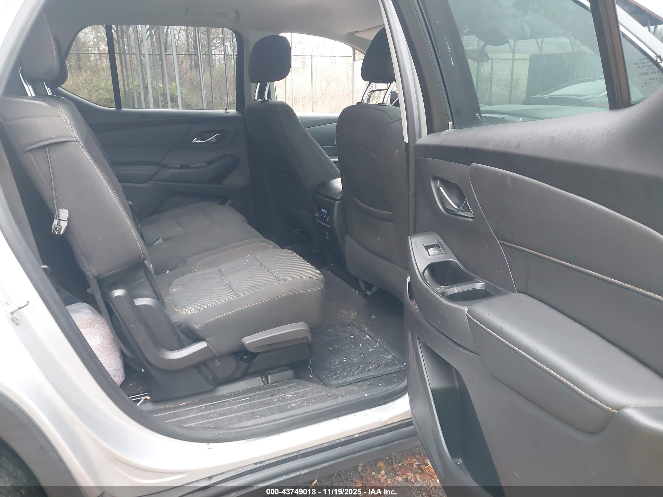 CHEVROLET TRAVERSE image 8