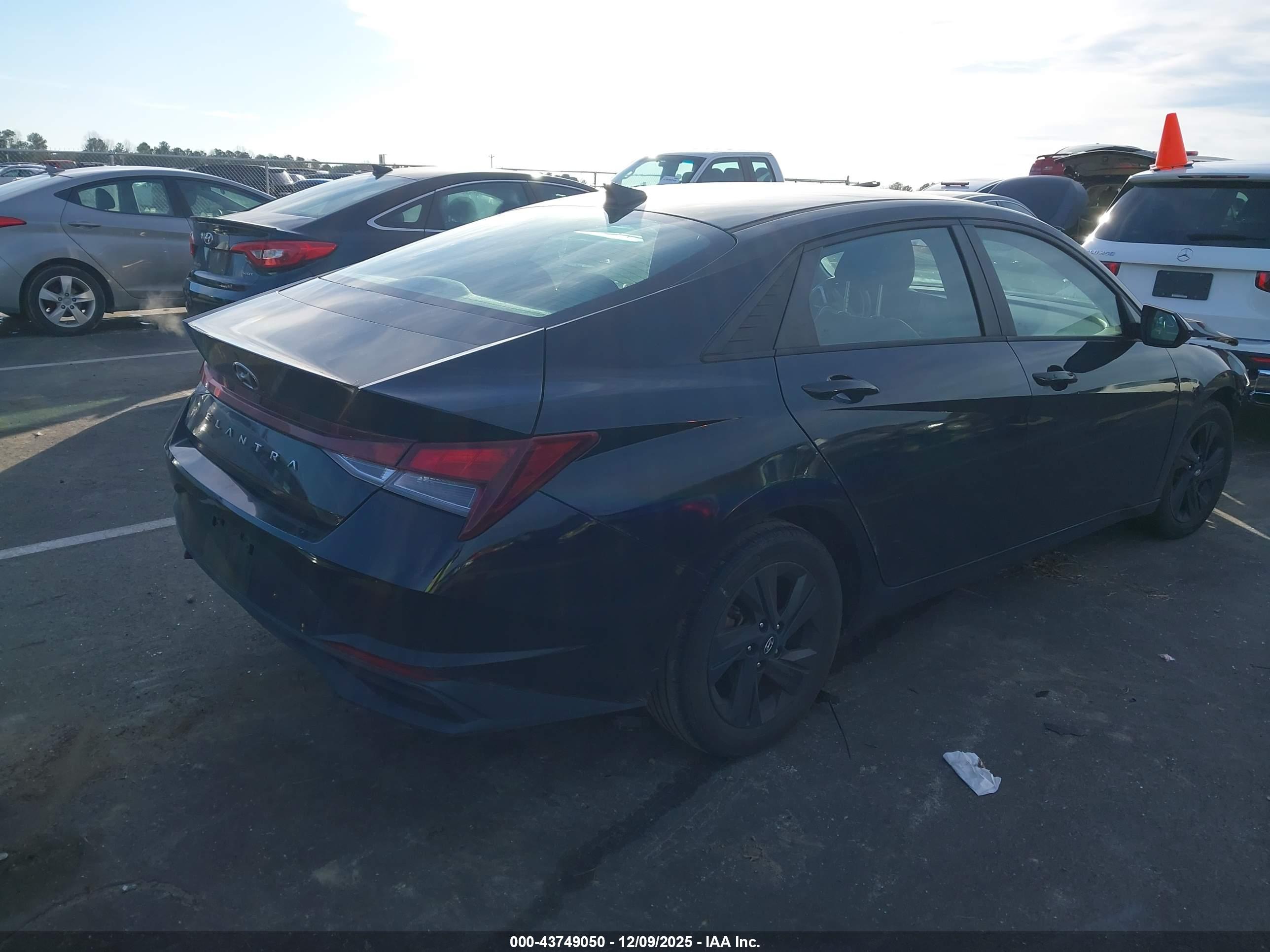 HYUNDAI ELANTRA image 4
