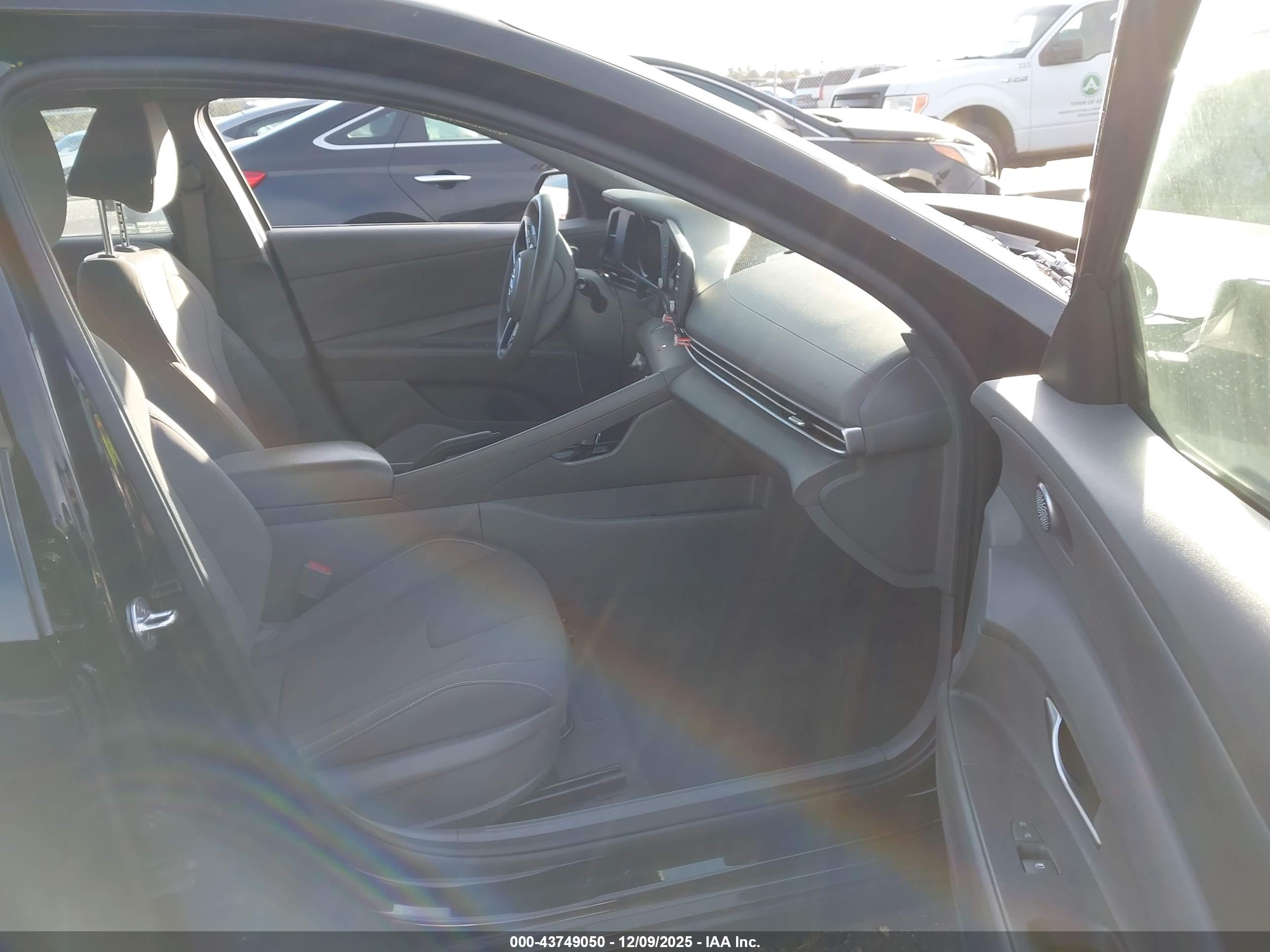 HYUNDAI ELANTRA image 5