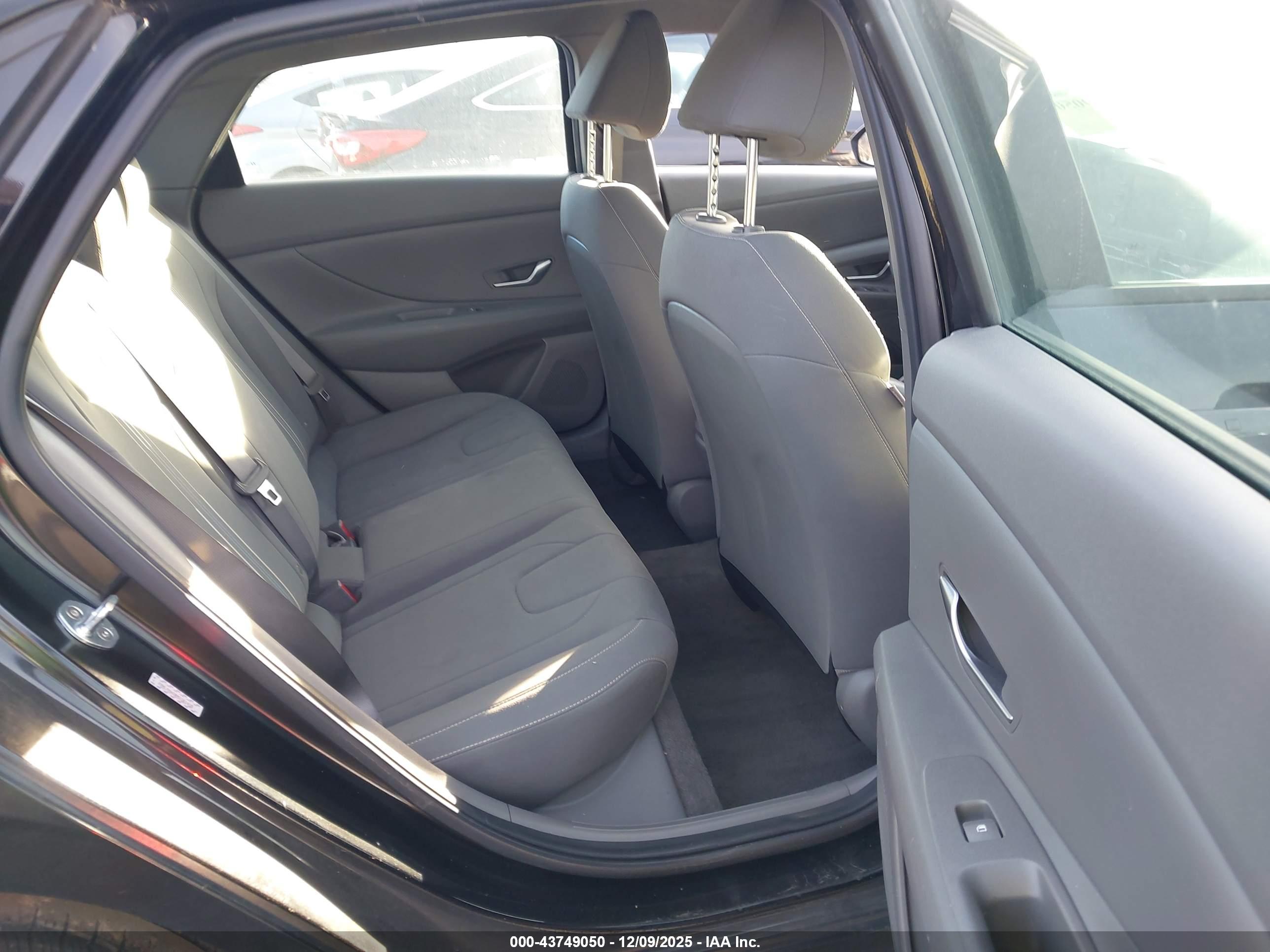 HYUNDAI ELANTRA image 8