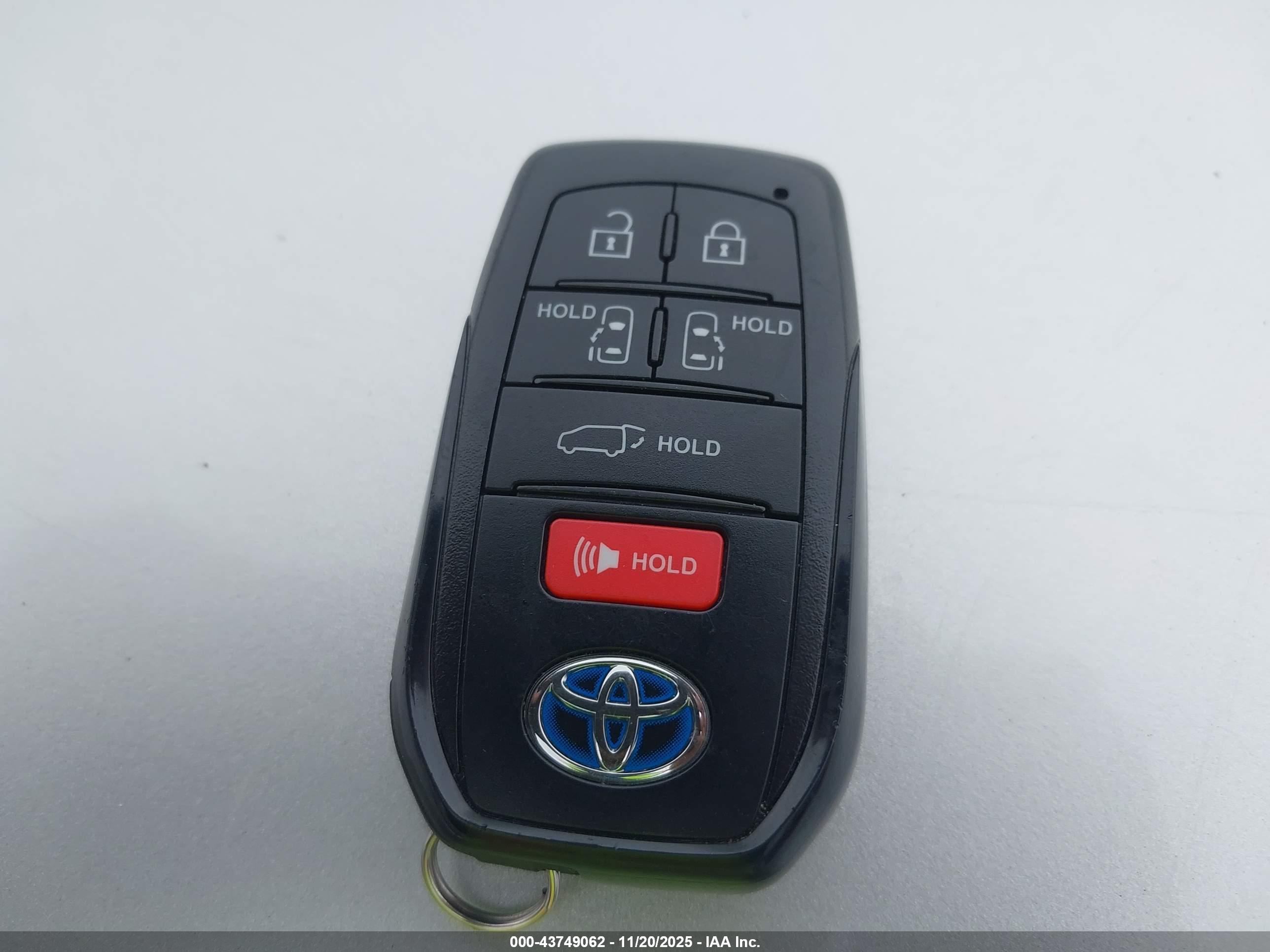 TOYOTA SIENNA image 11