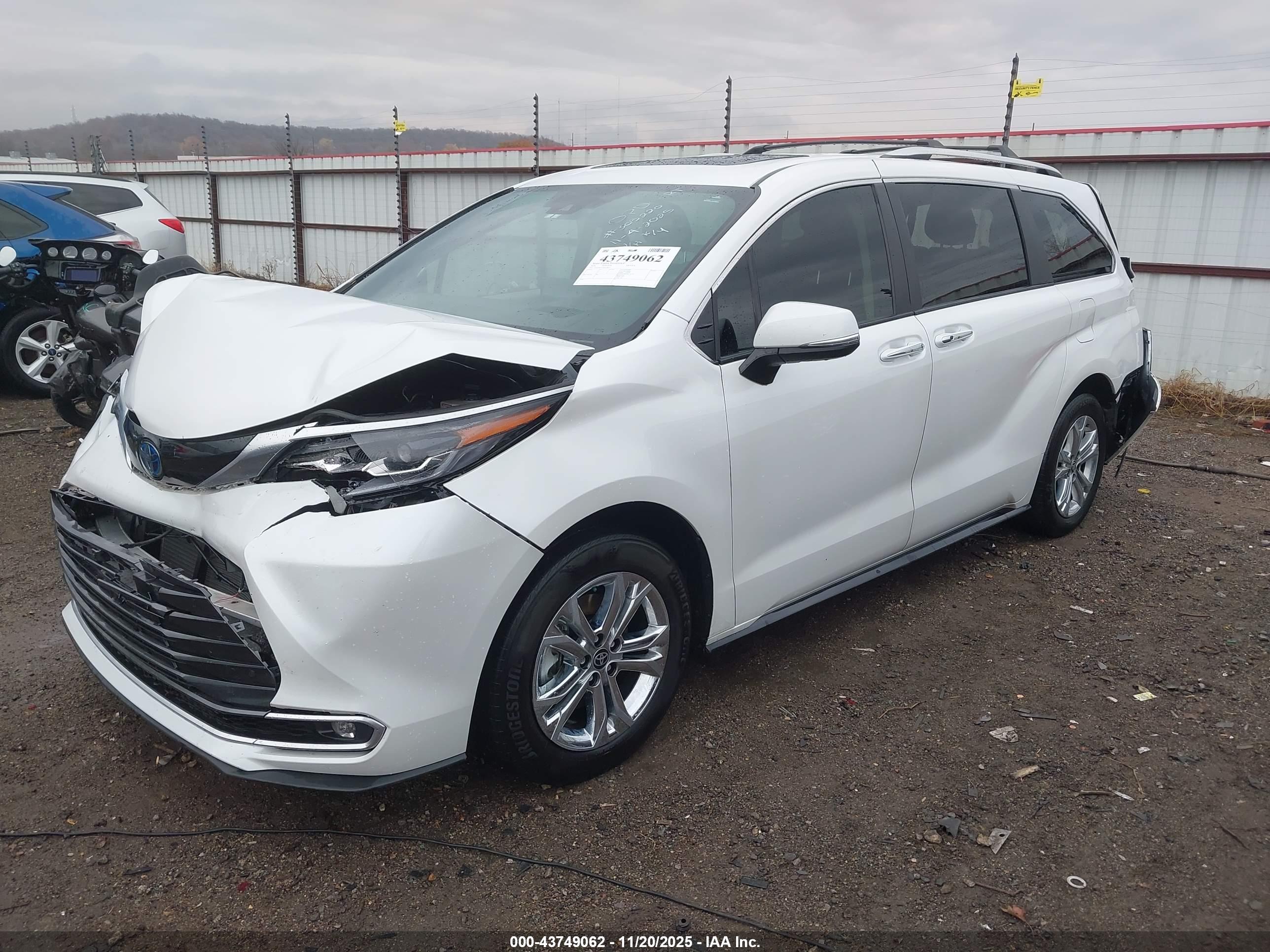 TOYOTA SIENNA image 2