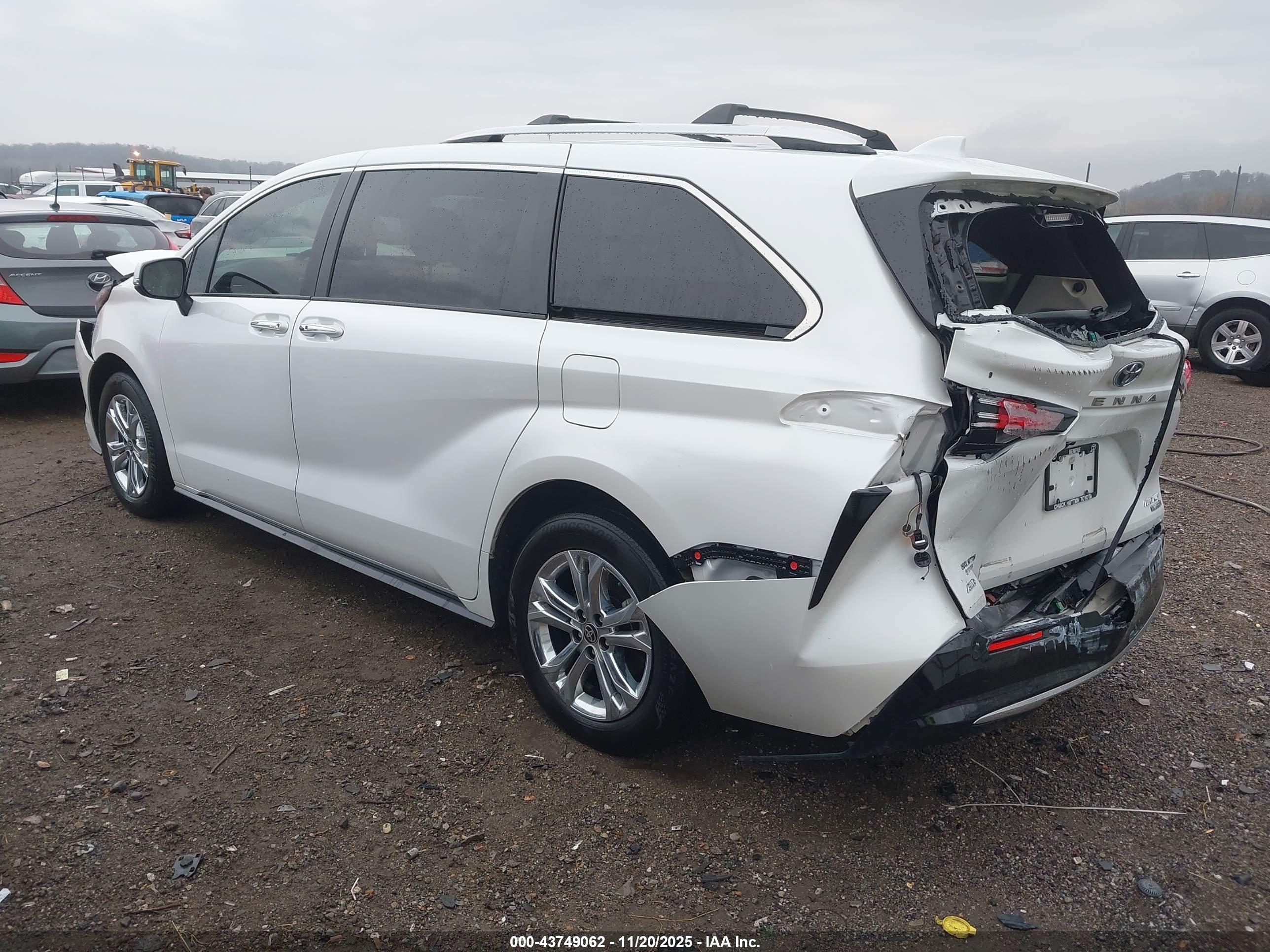 TOYOTA SIENNA image 3