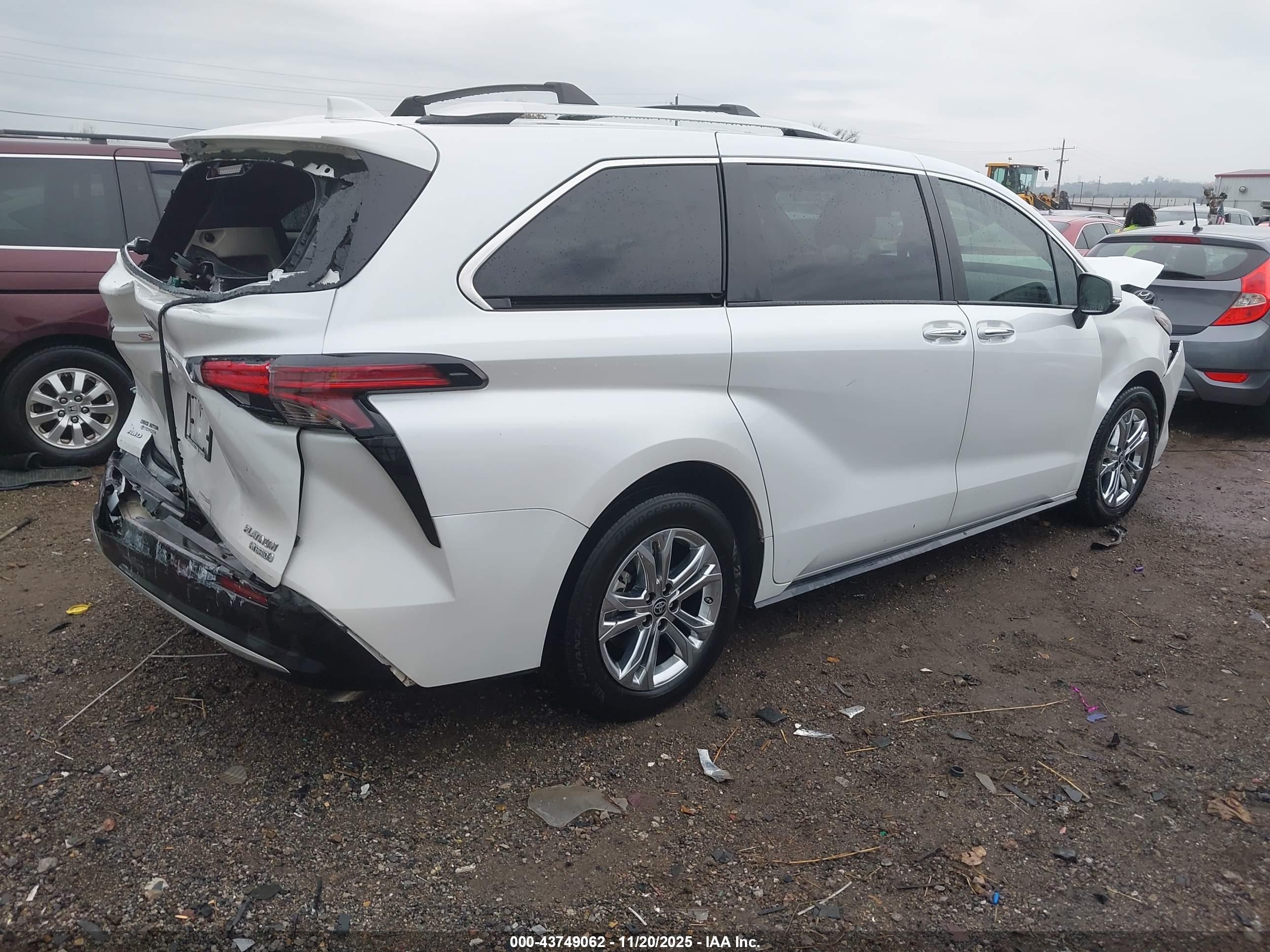 TOYOTA SIENNA image 4