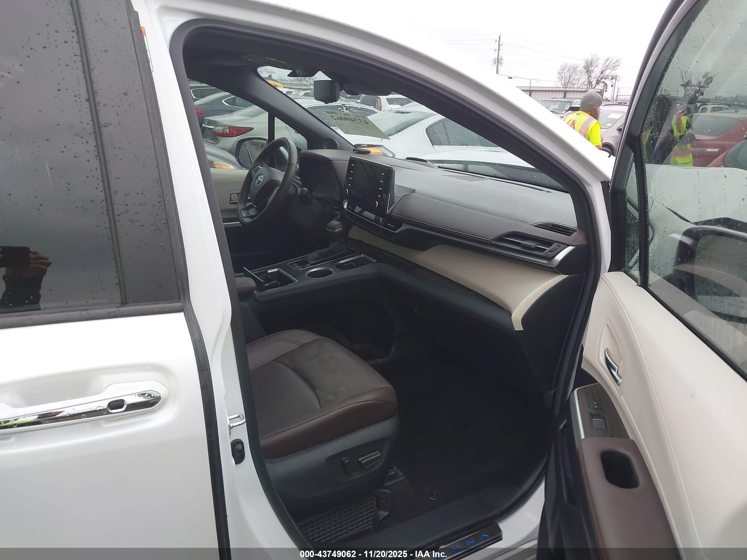 TOYOTA SIENNA image 5