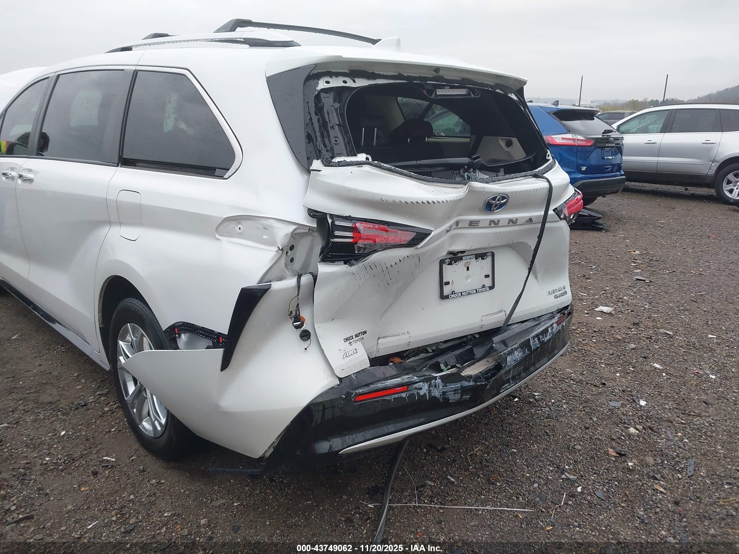 TOYOTA SIENNA image 6