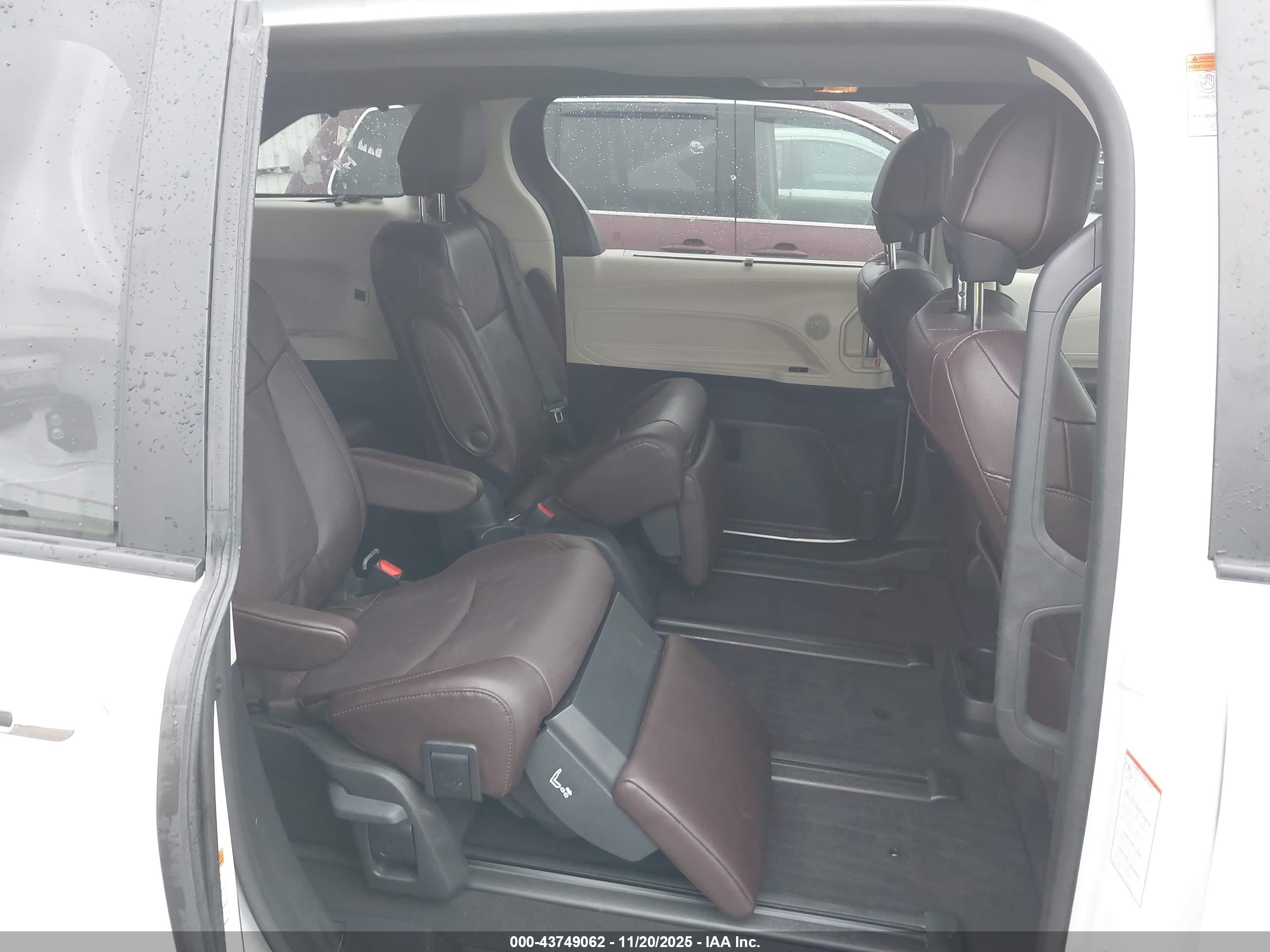 TOYOTA SIENNA image 8