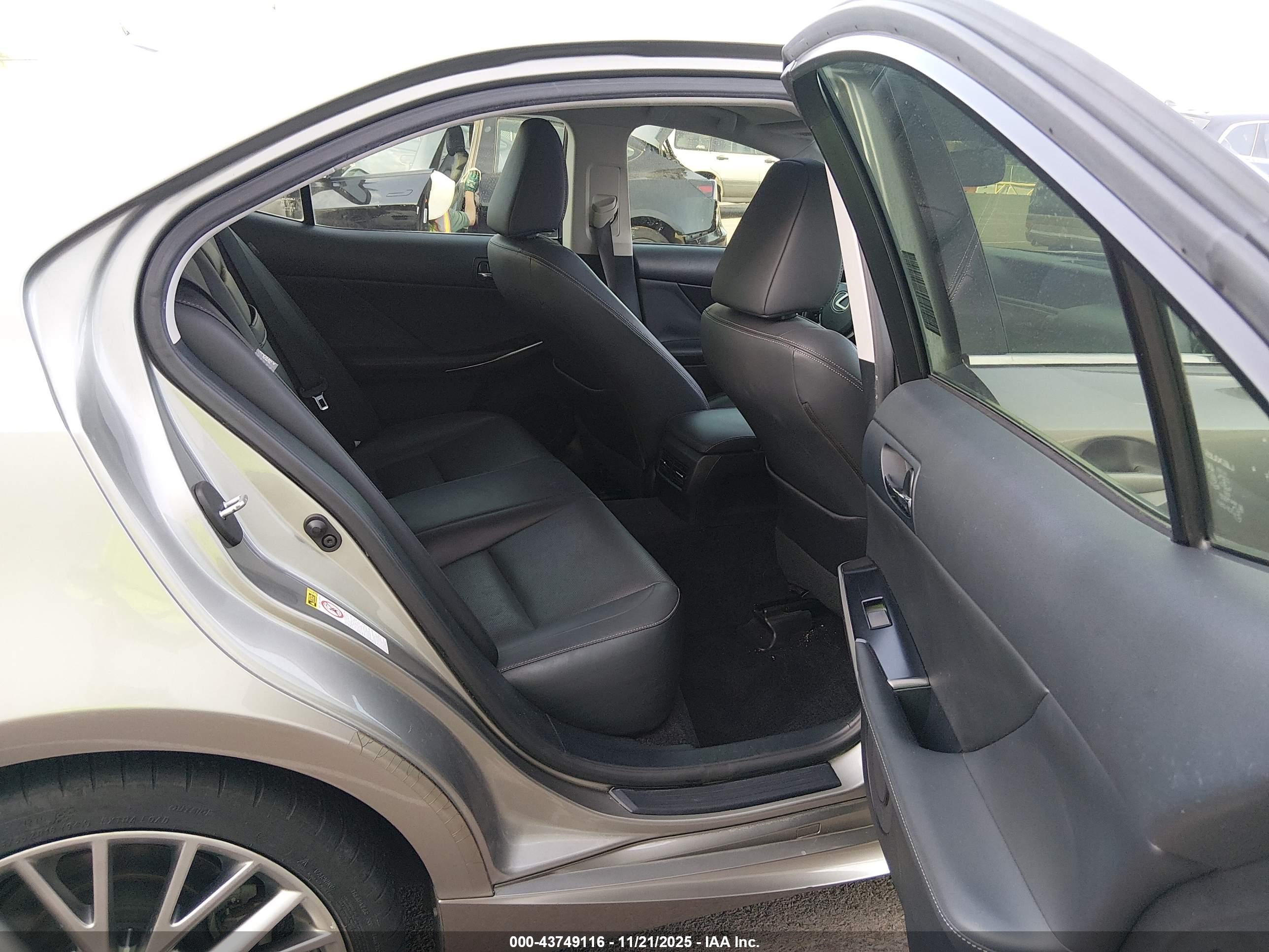 LEXUS IS image 8