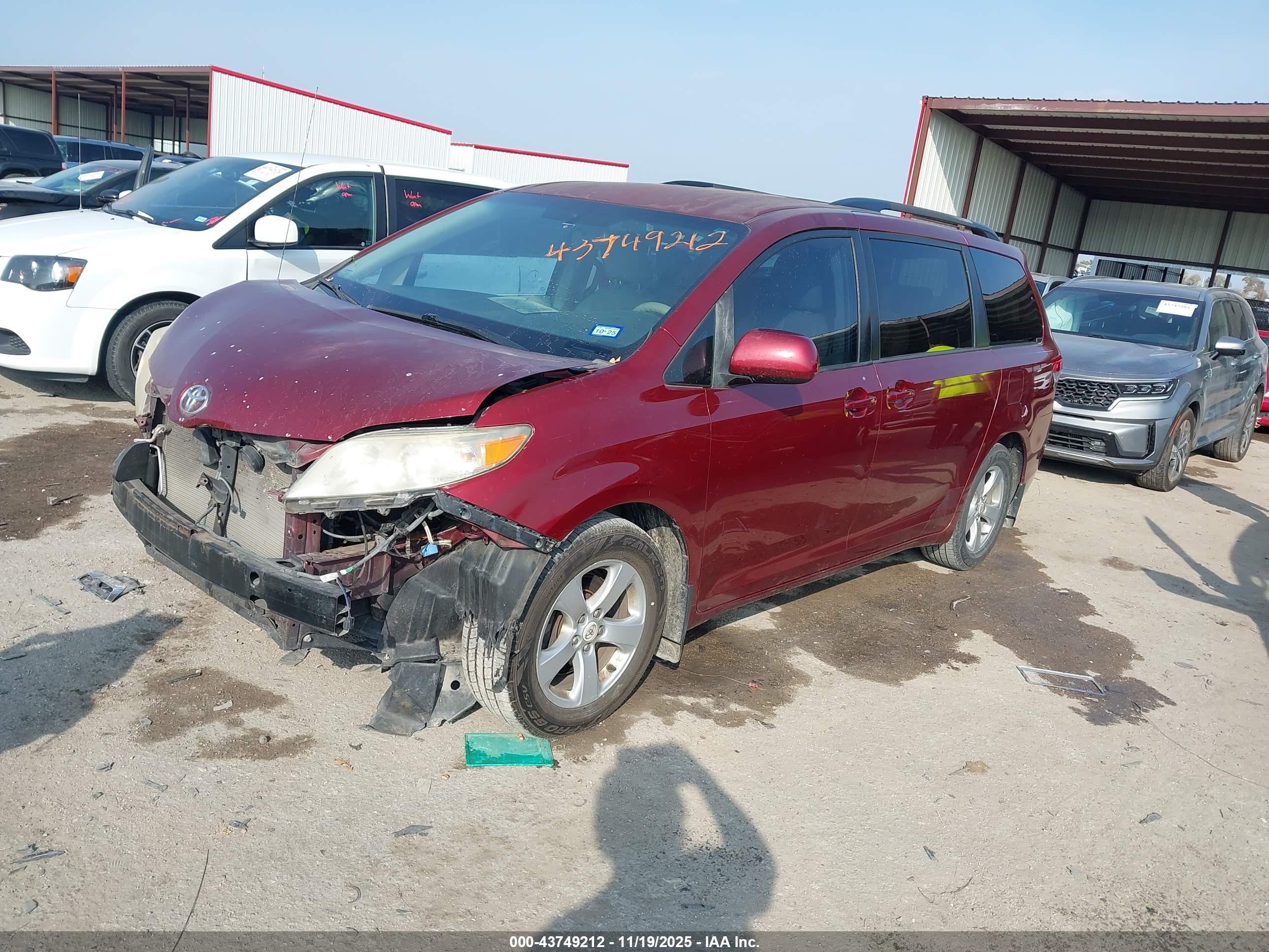 TOYOTA SIENNA image 2