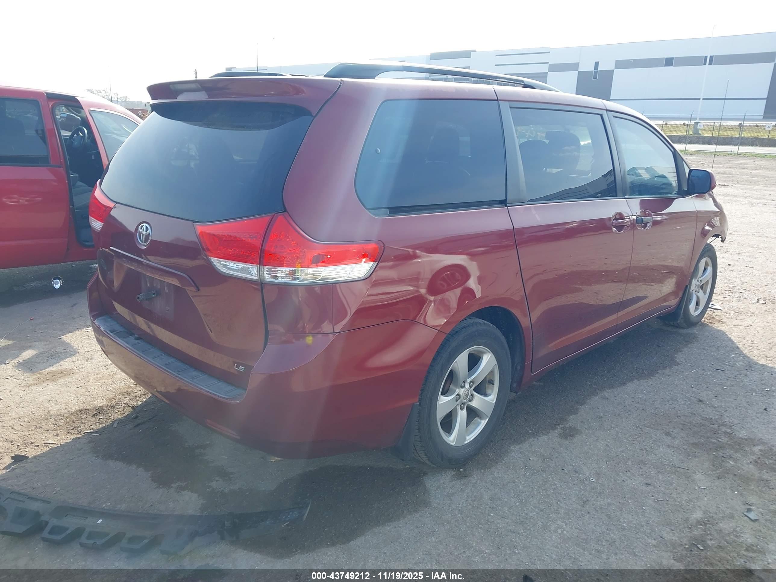 TOYOTA SIENNA image 4