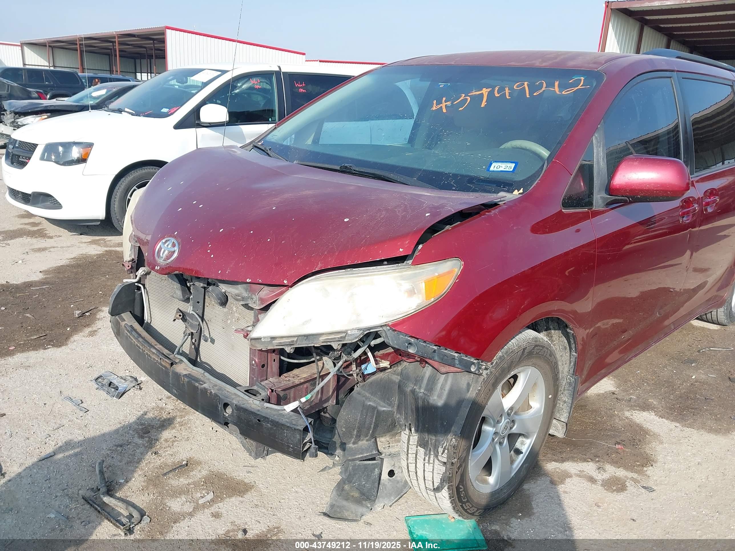 TOYOTA SIENNA image 6