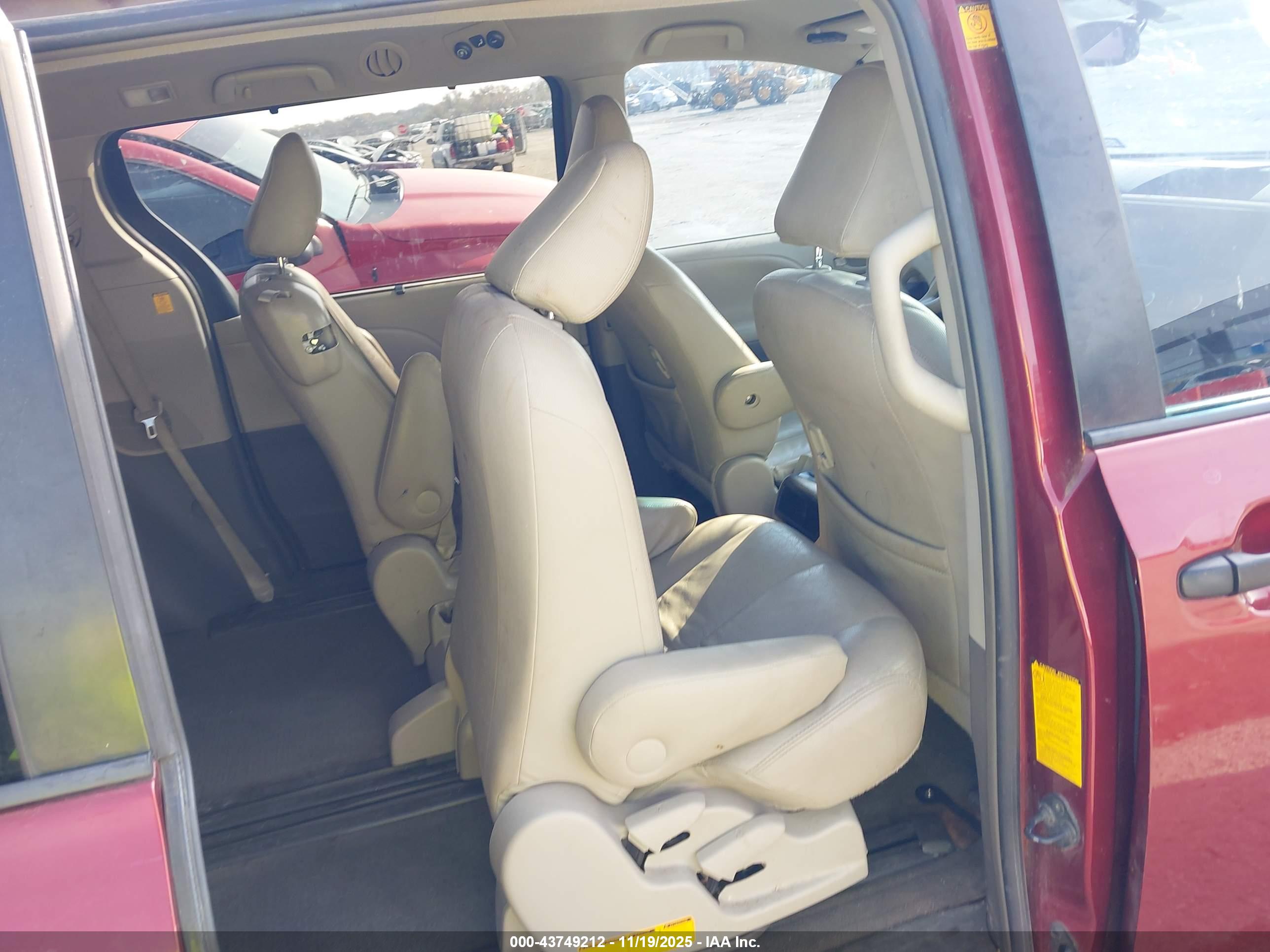 TOYOTA SIENNA image 8