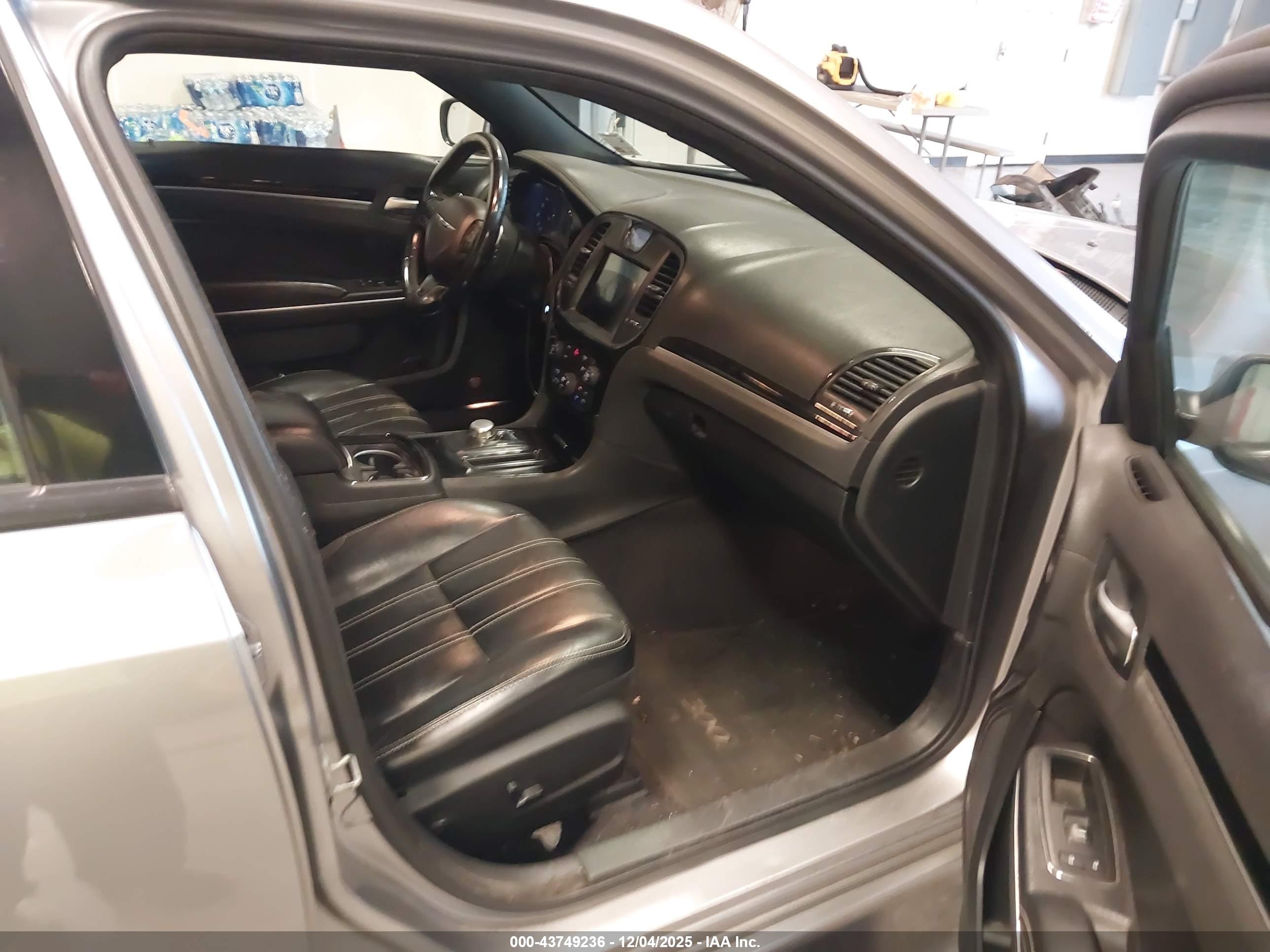 CHRYSLER 300 image 5