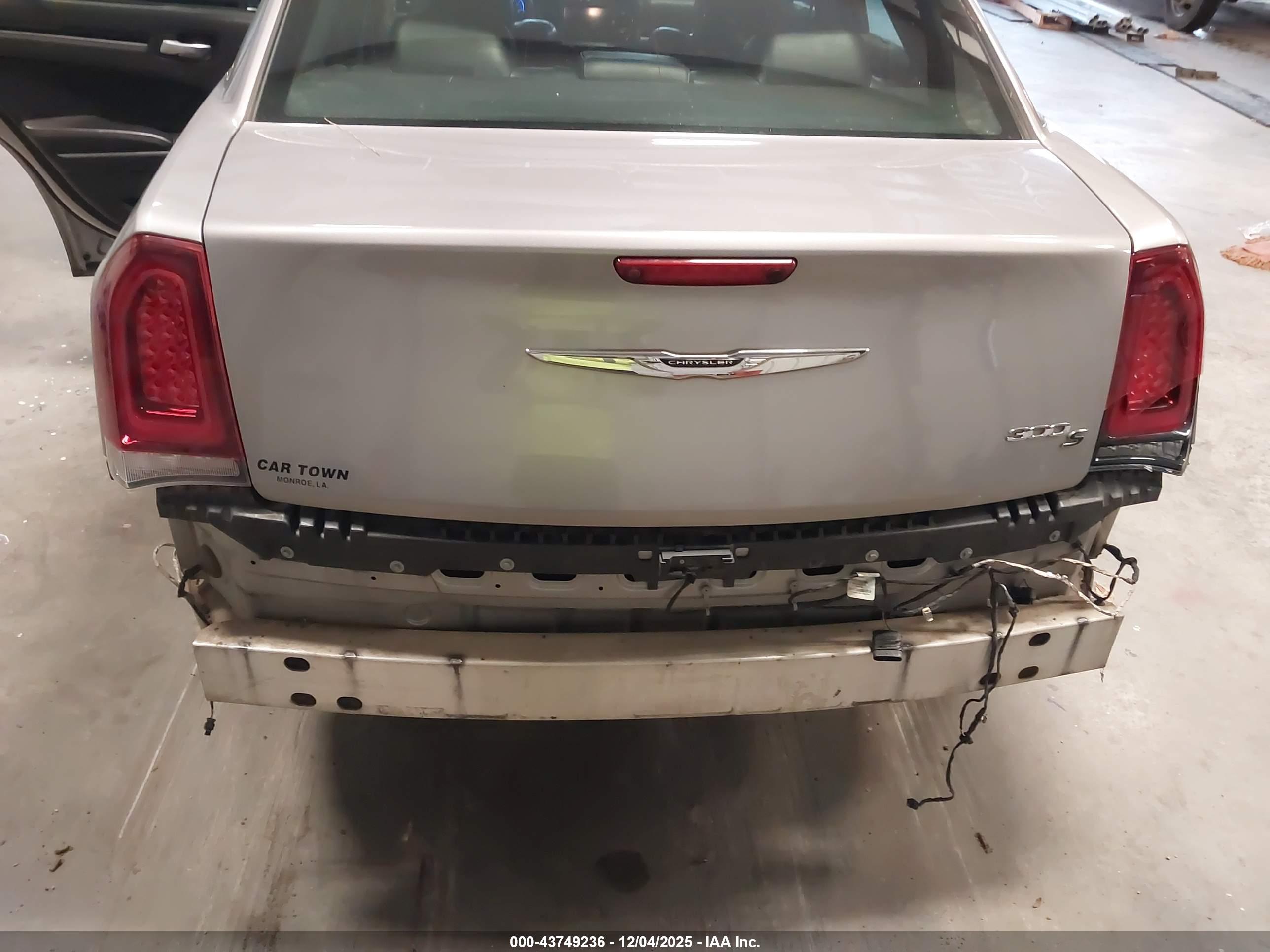 CHRYSLER 300 image 6