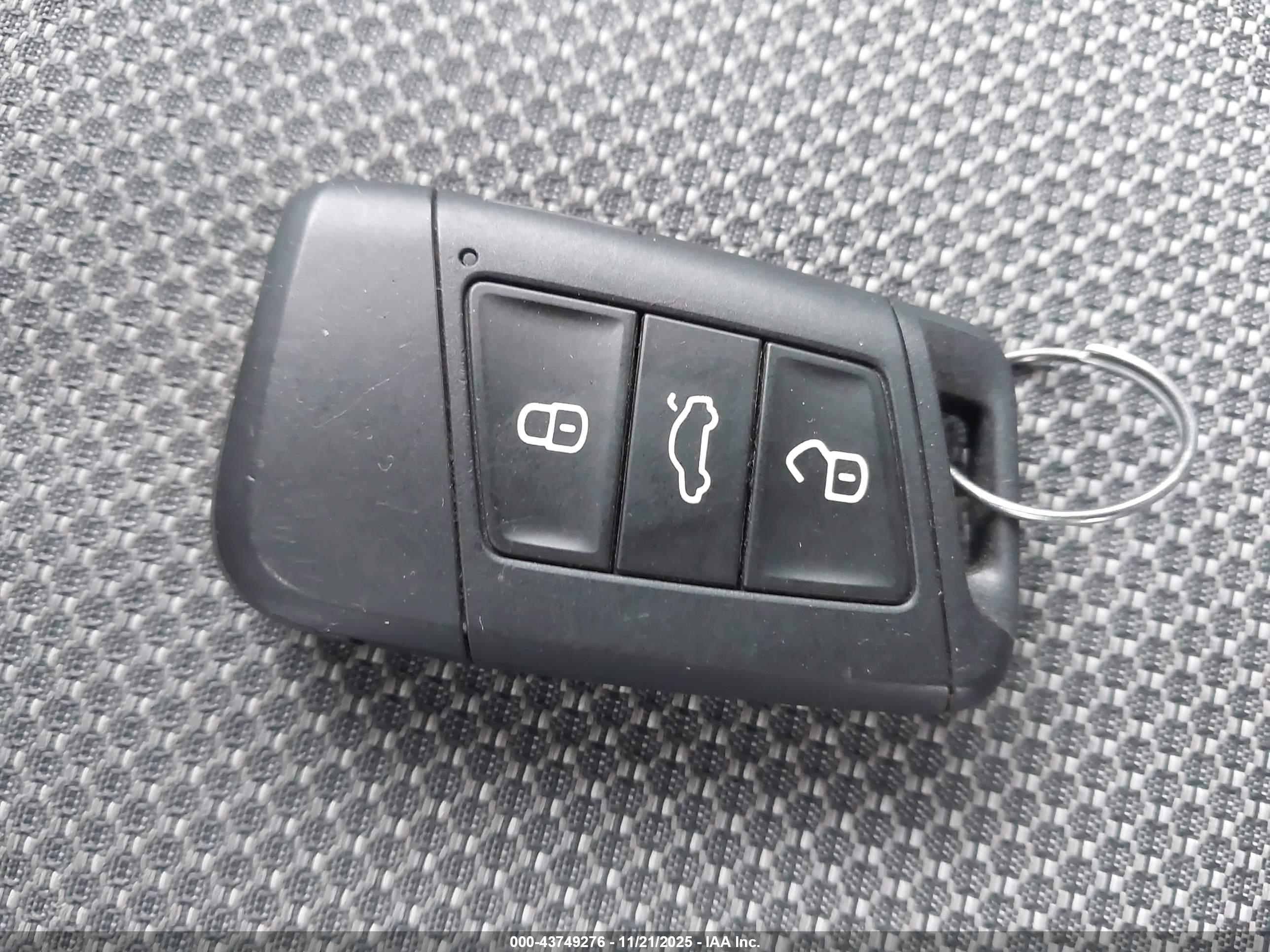 VOLKSWAGEN TAOS image 11