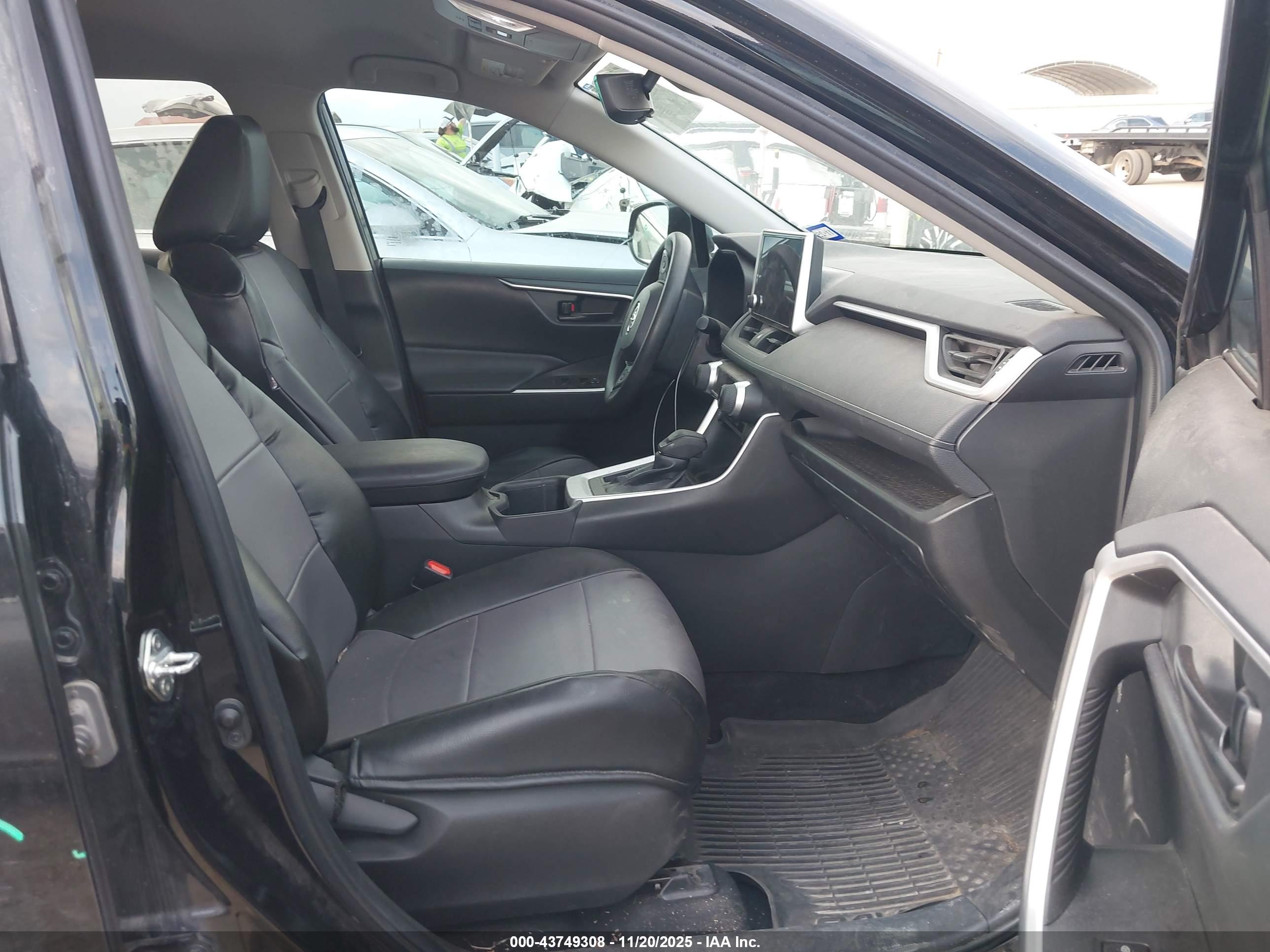TOYOTA RAV4 image 5