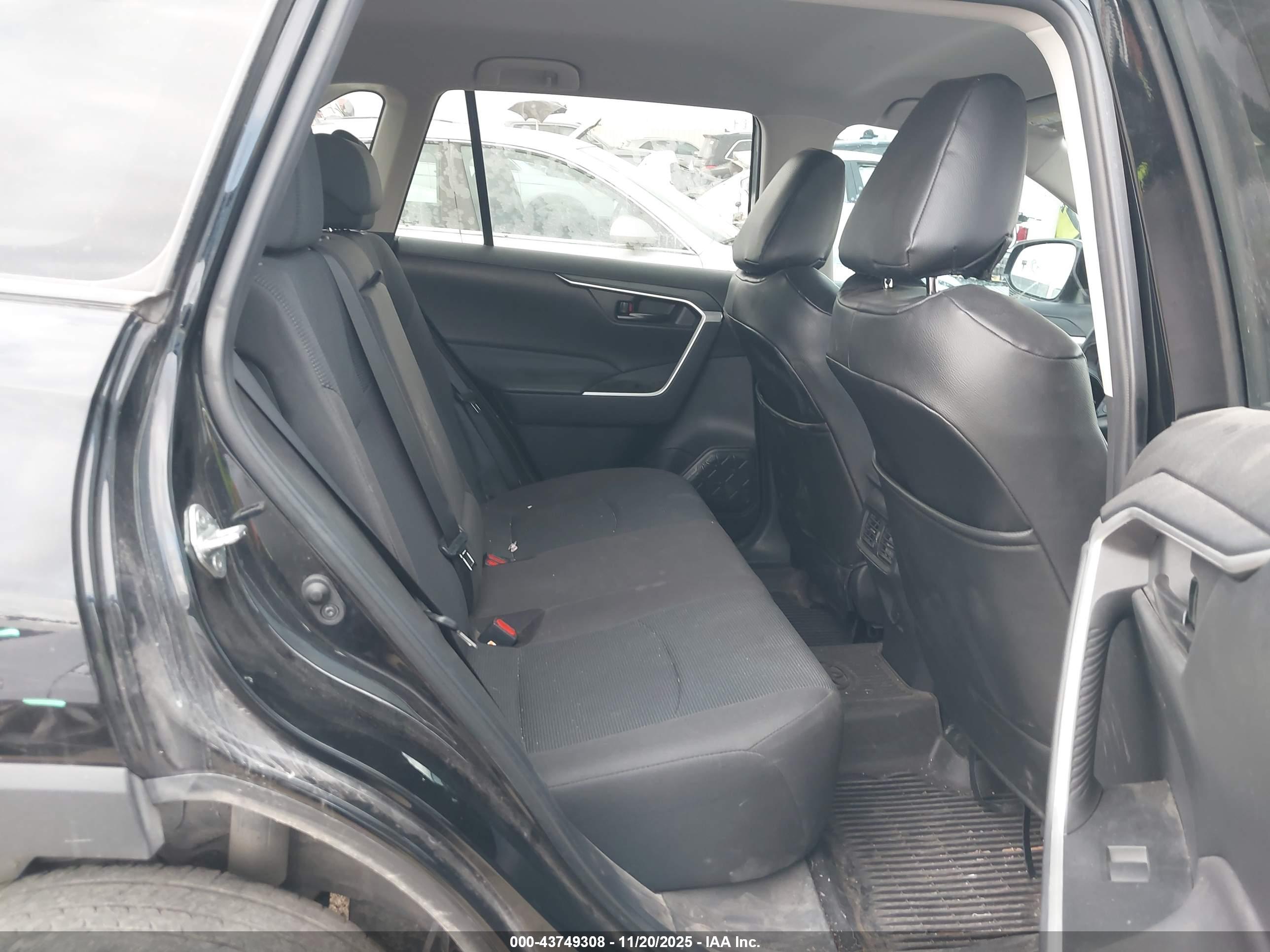 TOYOTA RAV4 image 8
