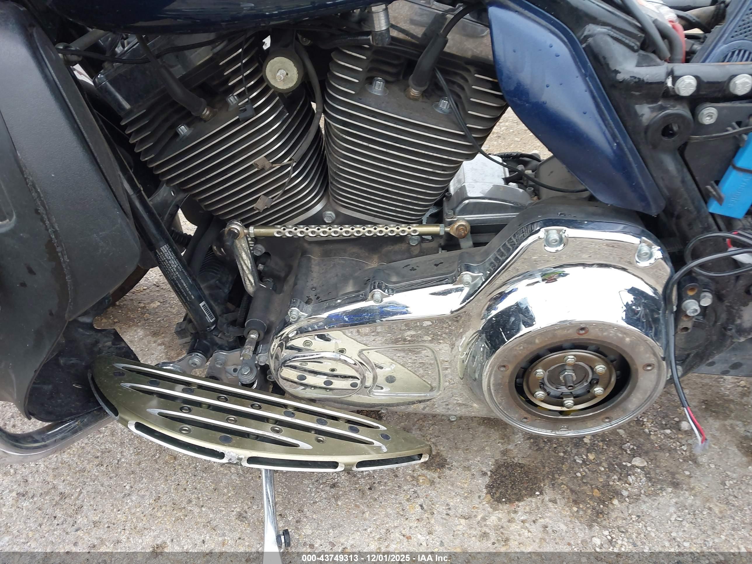 HARLEY-DAVIDSON FLTRX image 9