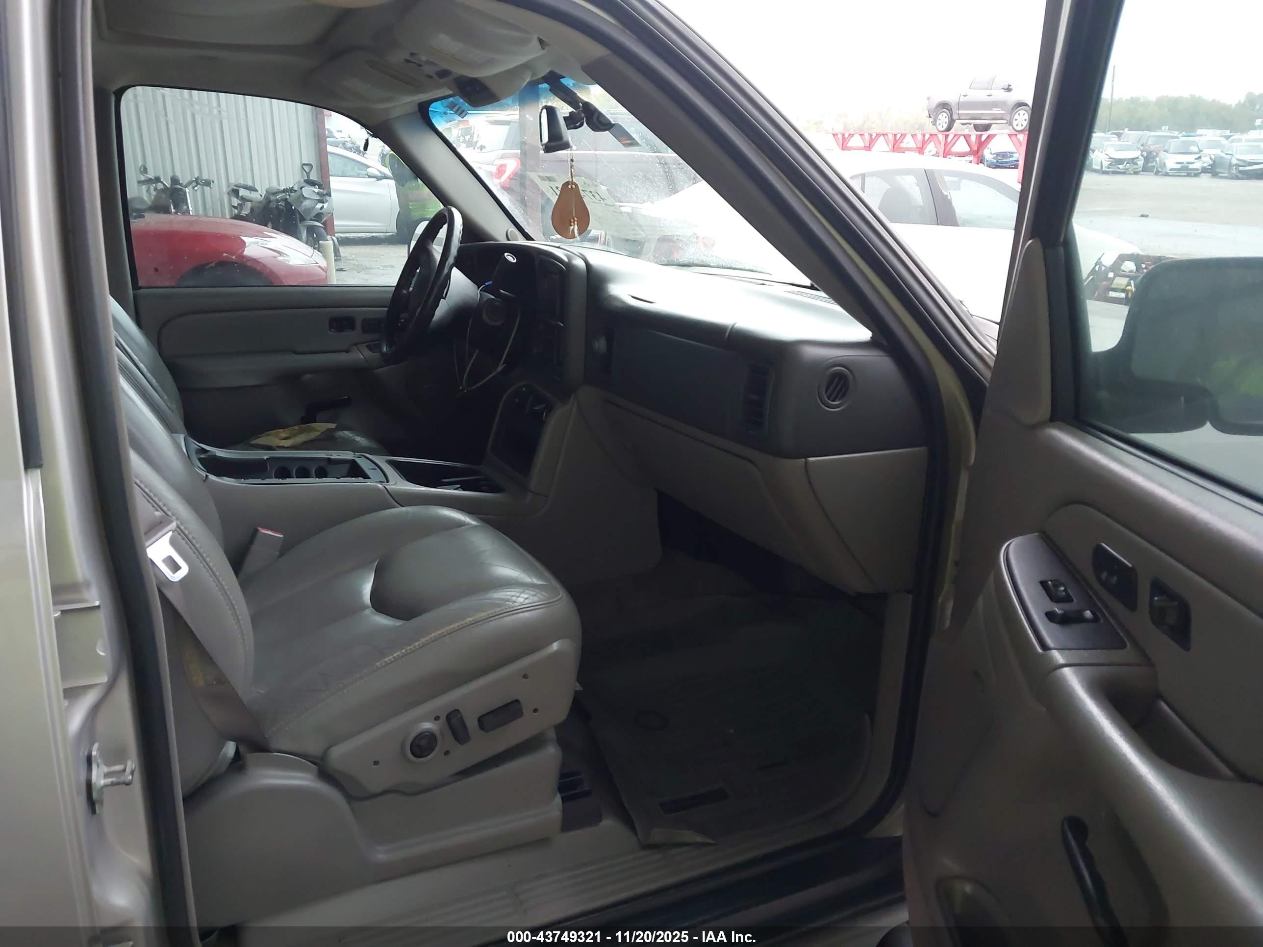 CHEVROLET SUBURBAN image 5