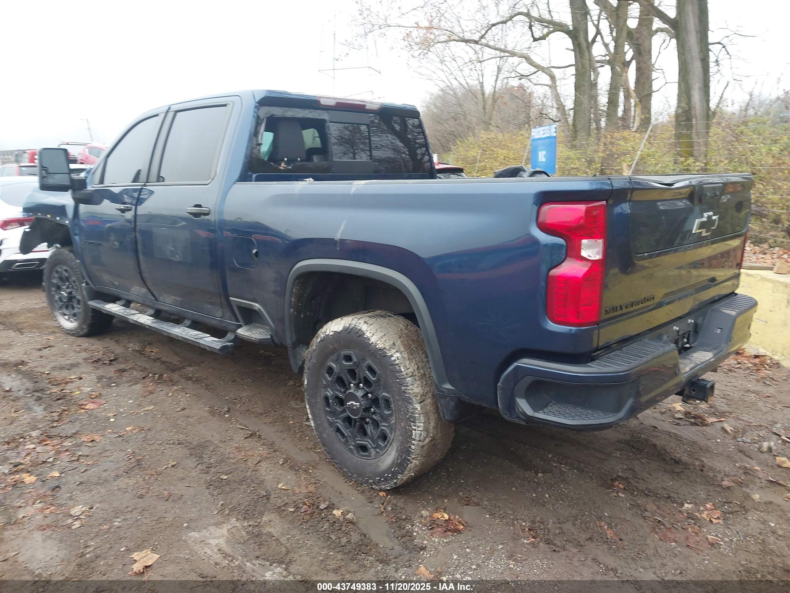 CHEVROLET SILVERADO image 3