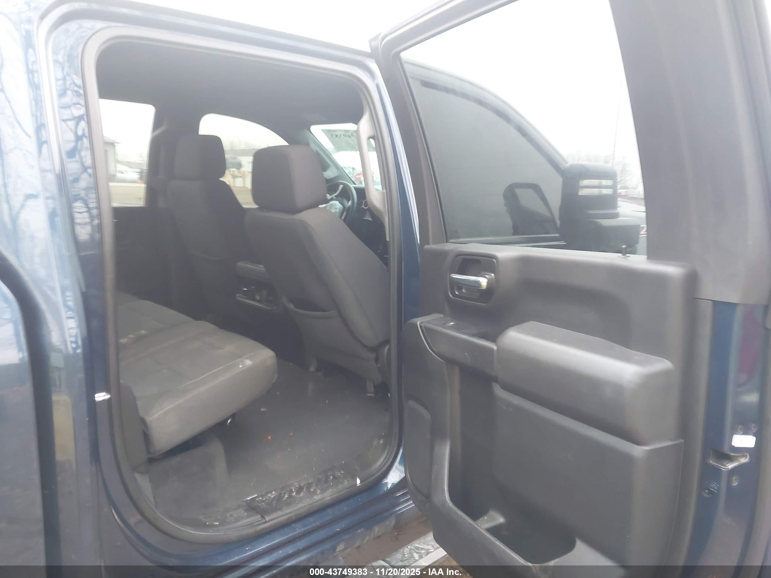 CHEVROLET SILVERADO image 8