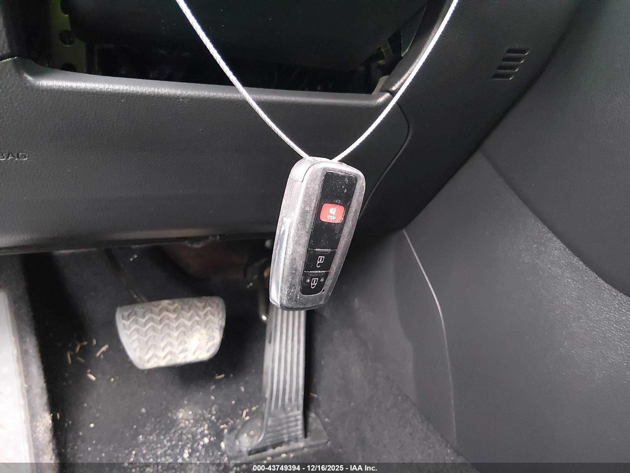 TOYOTA RAV4 image 11