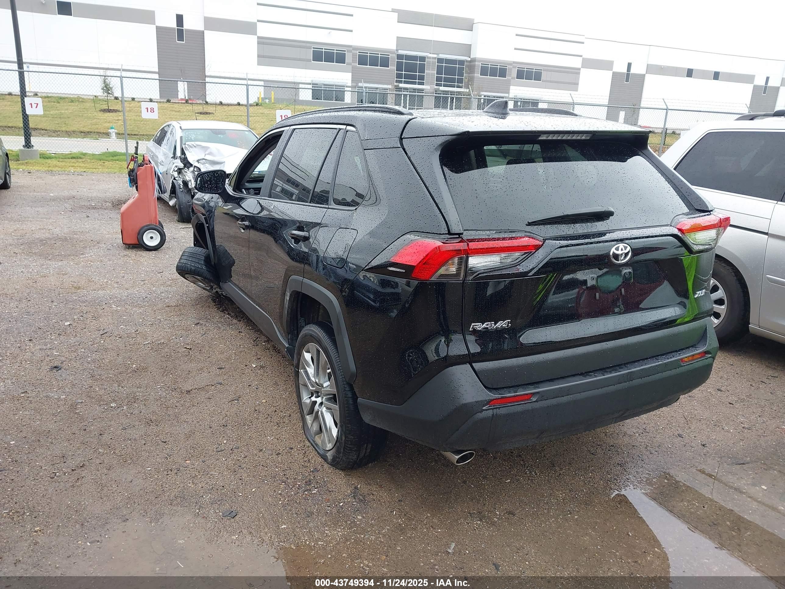 TOYOTA RAV4 image 3
