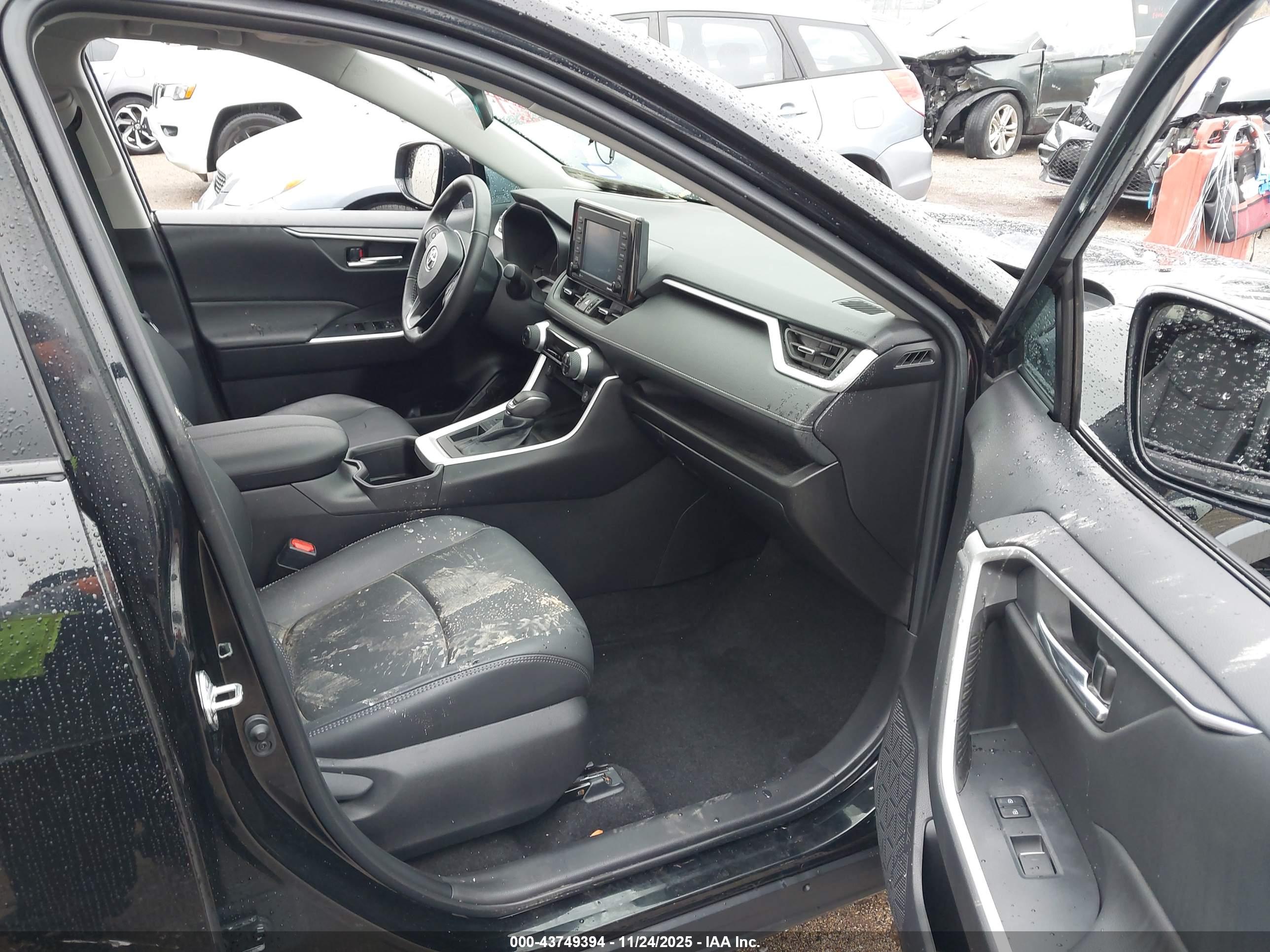 TOYOTA RAV4 image 5