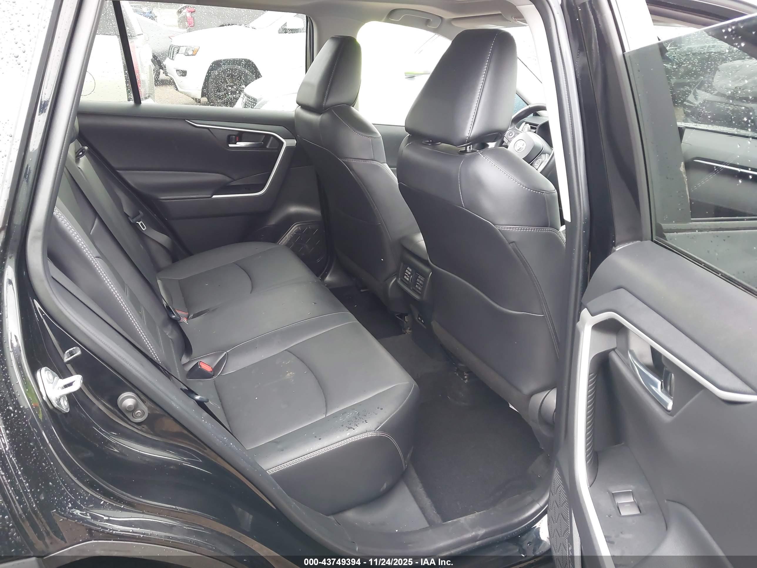 TOYOTA RAV4 image 8