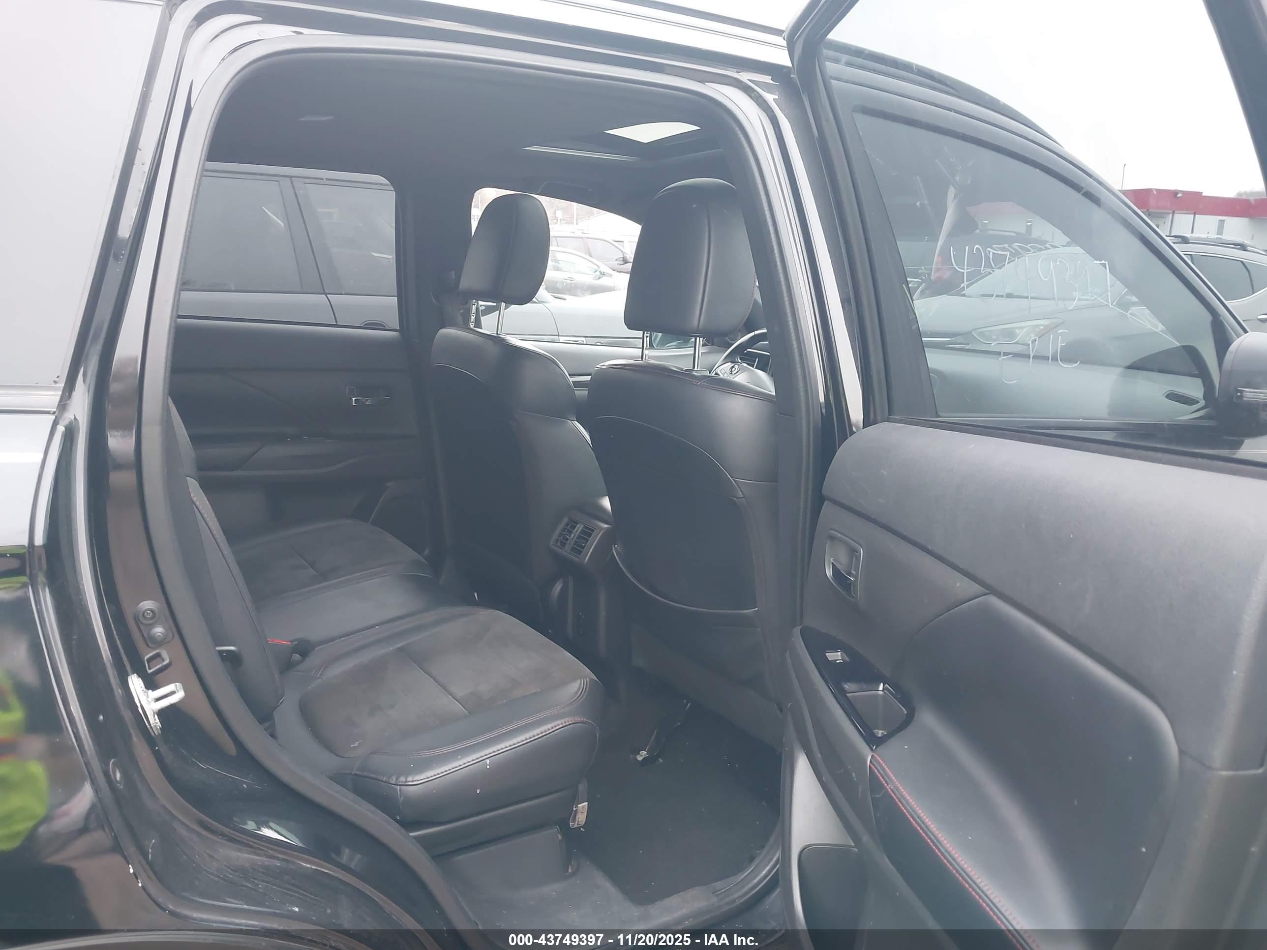 MITSUBISHI OUTLANDER image 8