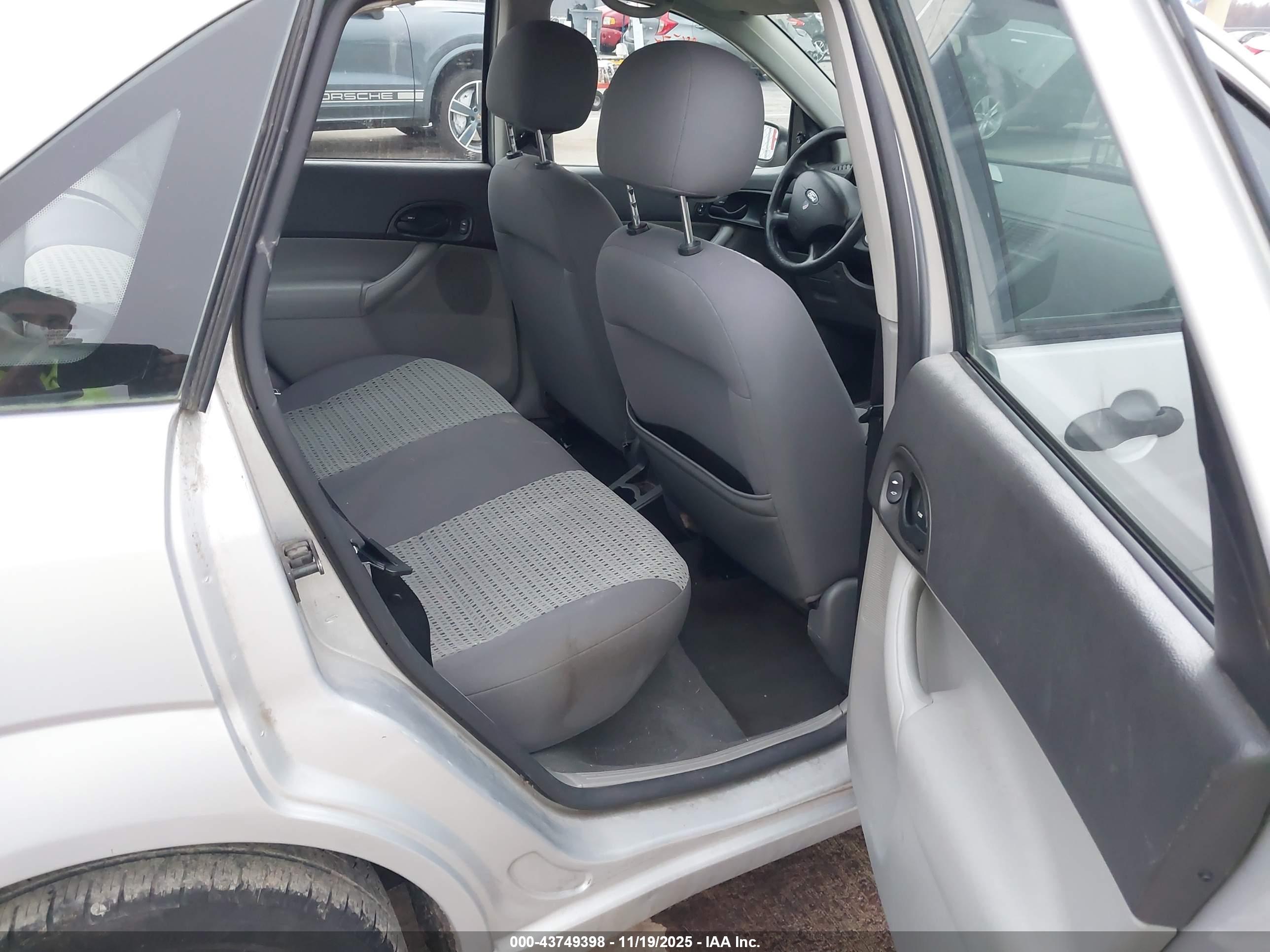 FORD FOCUS image 8