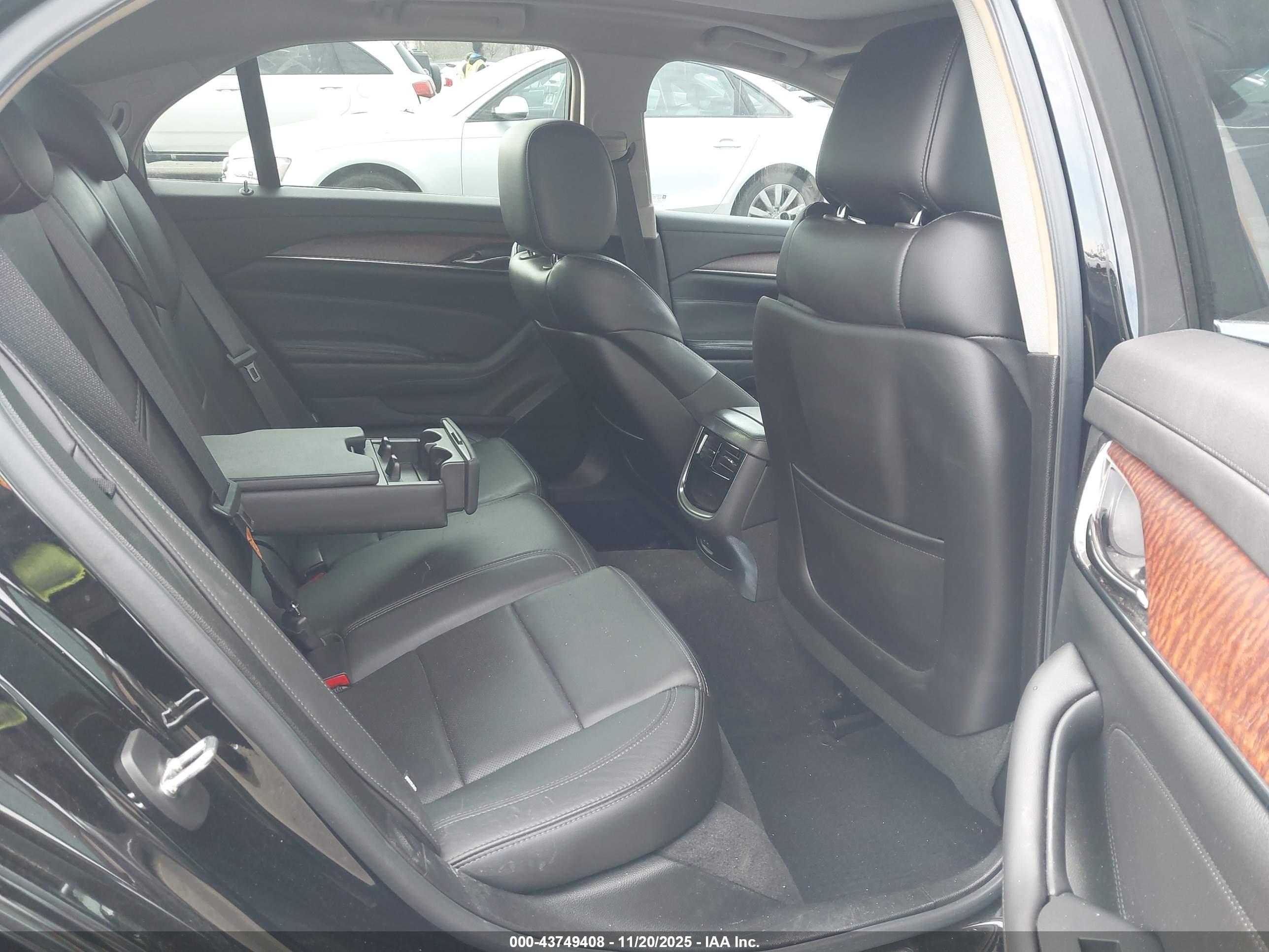 CADILLAC CTS image 8