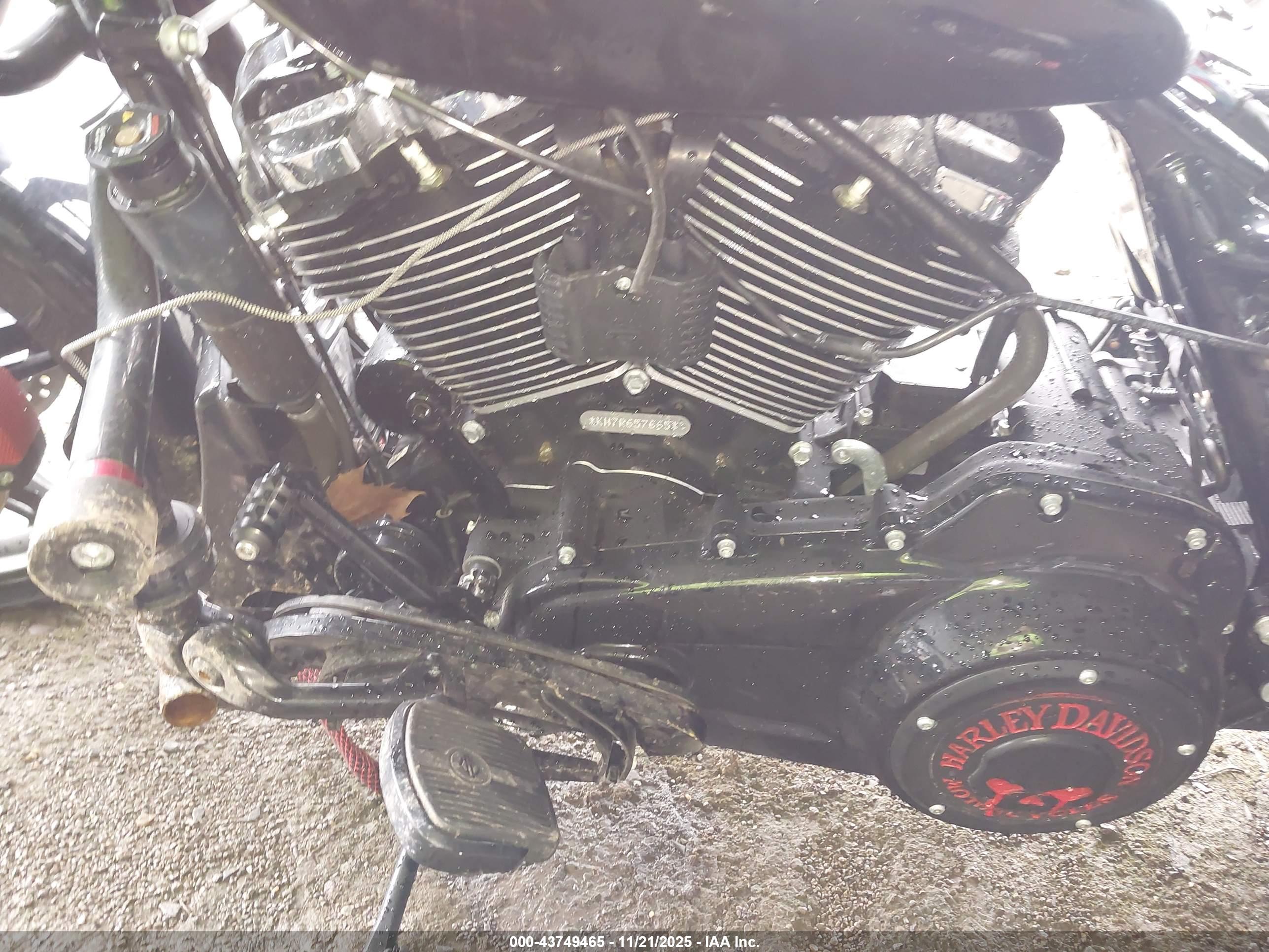 HARLEY-DAVIDSON FLTRX image 9