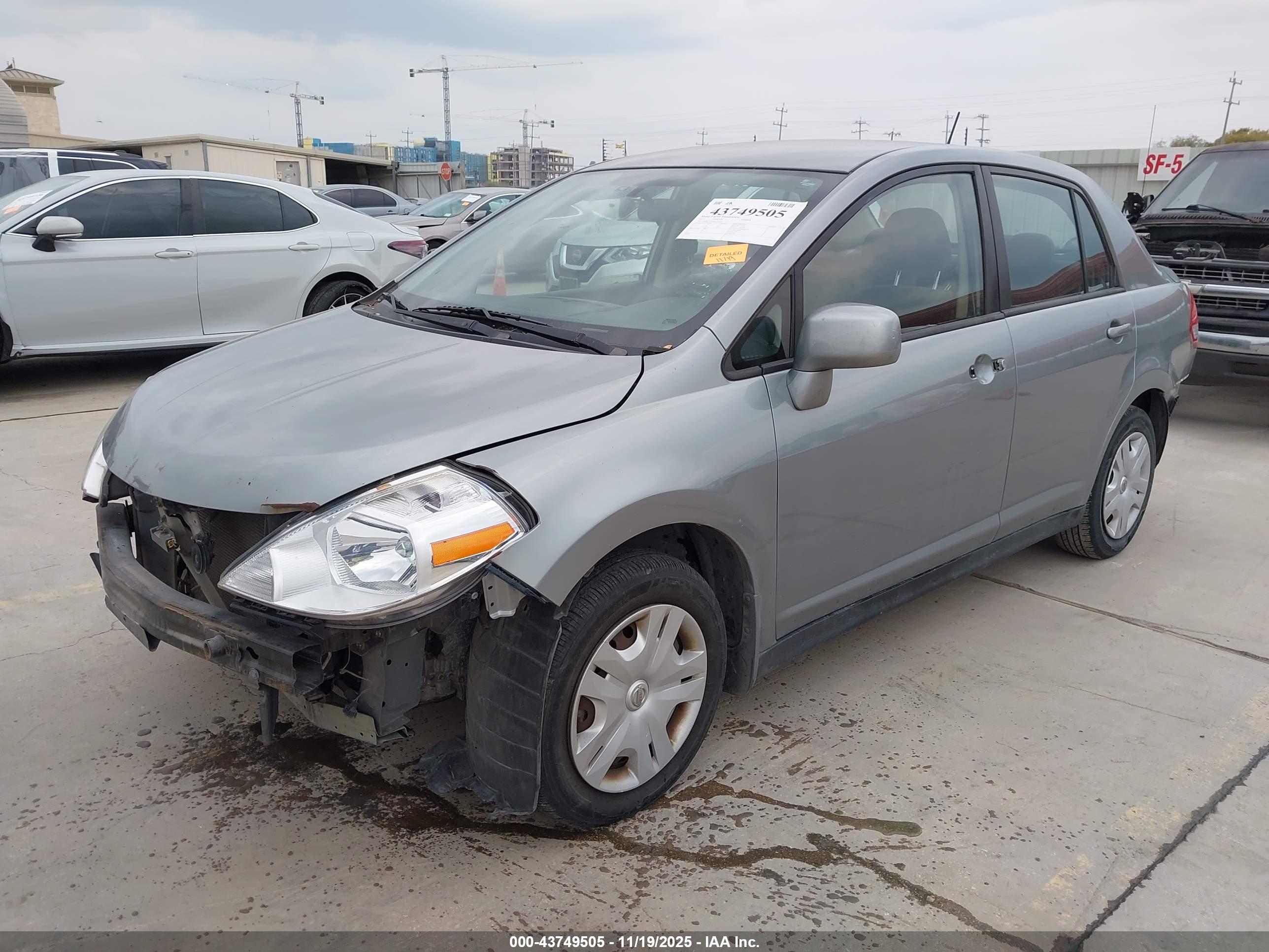 NISSAN VERSA image 2