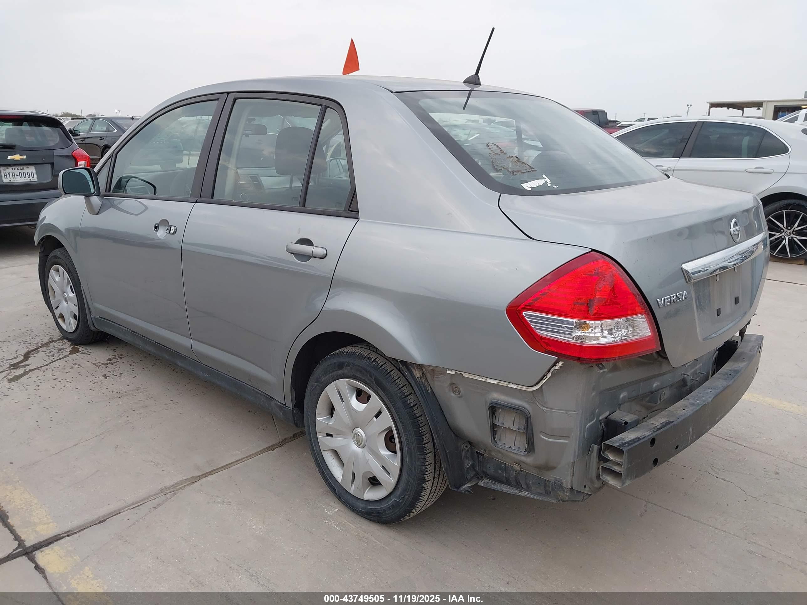 NISSAN VERSA image 3
