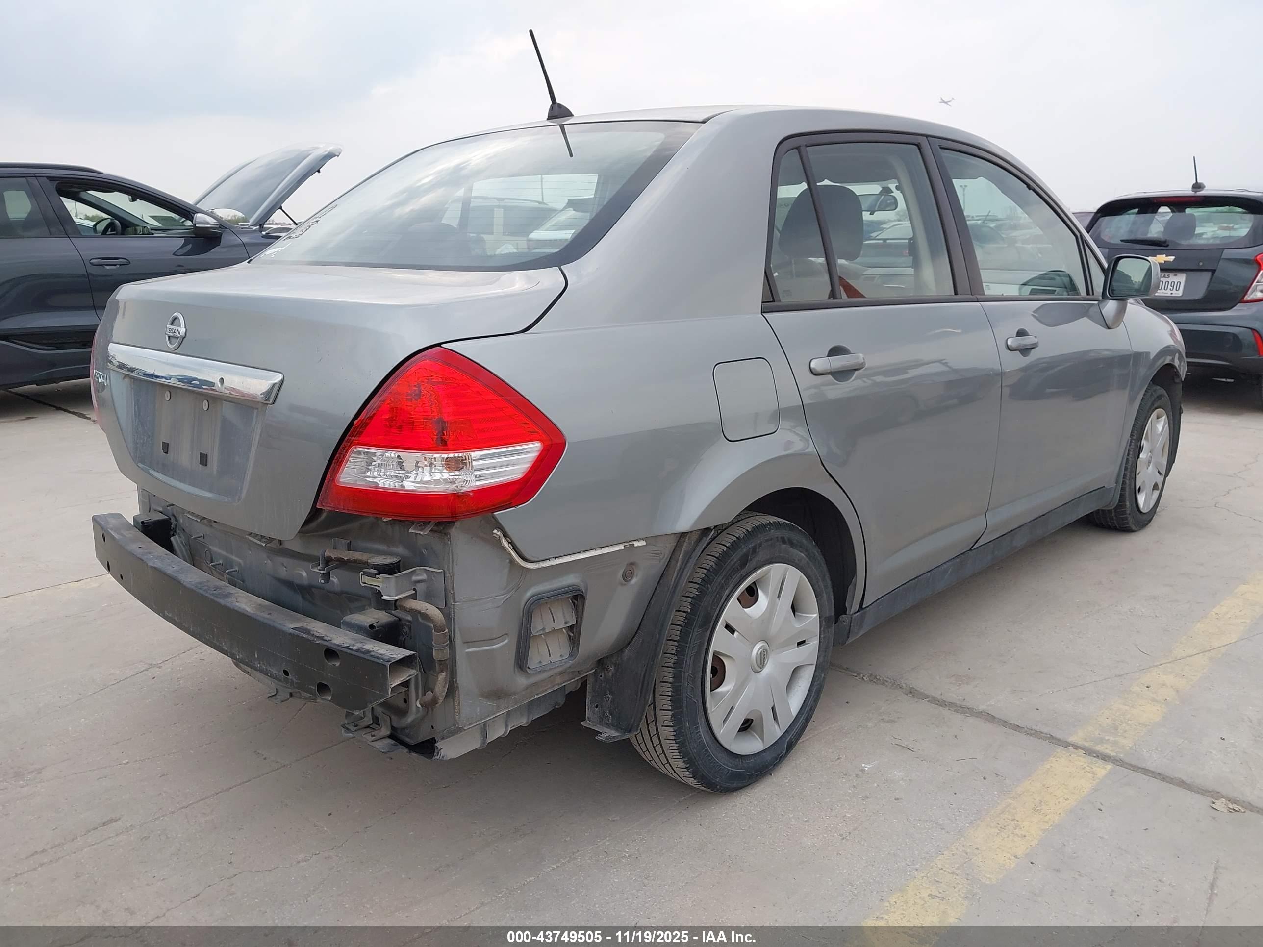 NISSAN VERSA image 4