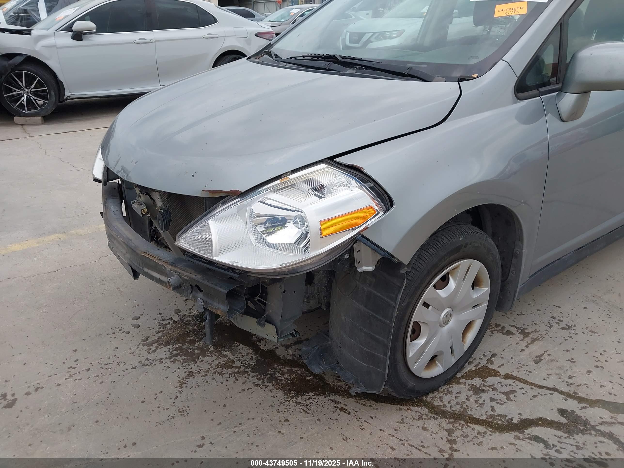 NISSAN VERSA image 6