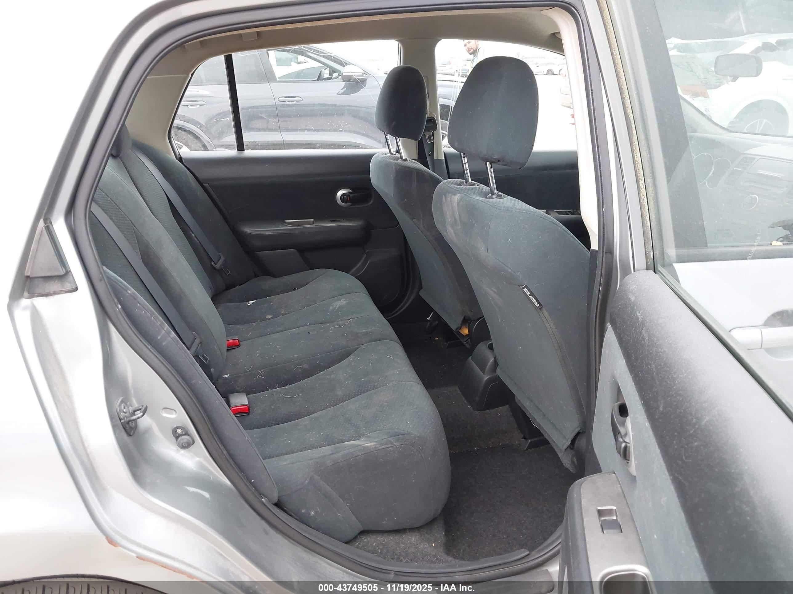 NISSAN VERSA image 8