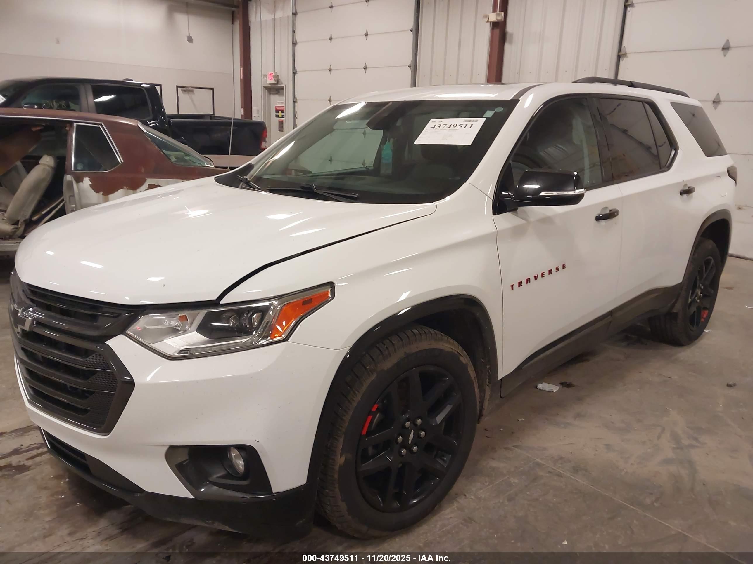 CHEVROLET TRAVERSE image 2