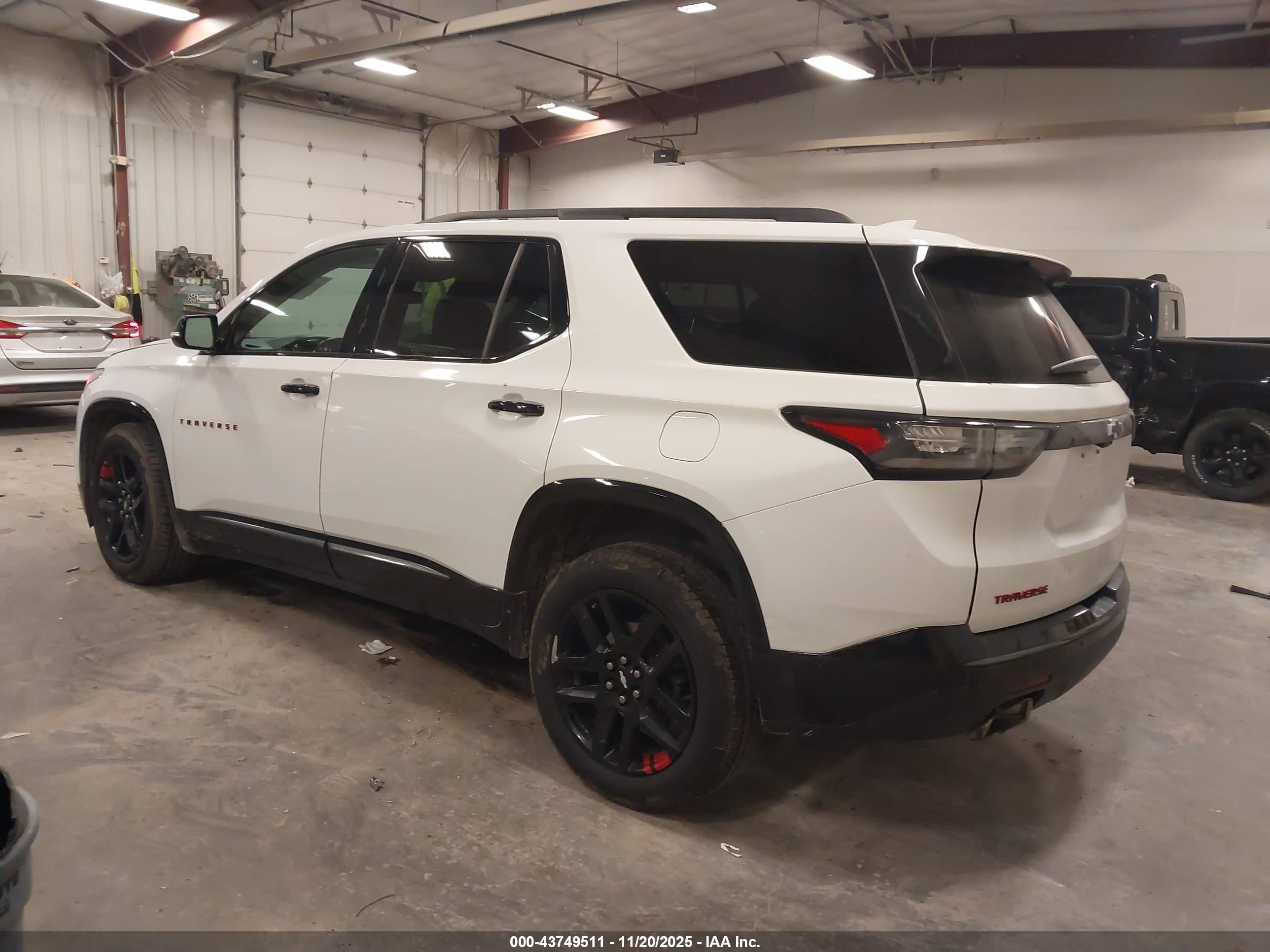 CHEVROLET TRAVERSE image 3