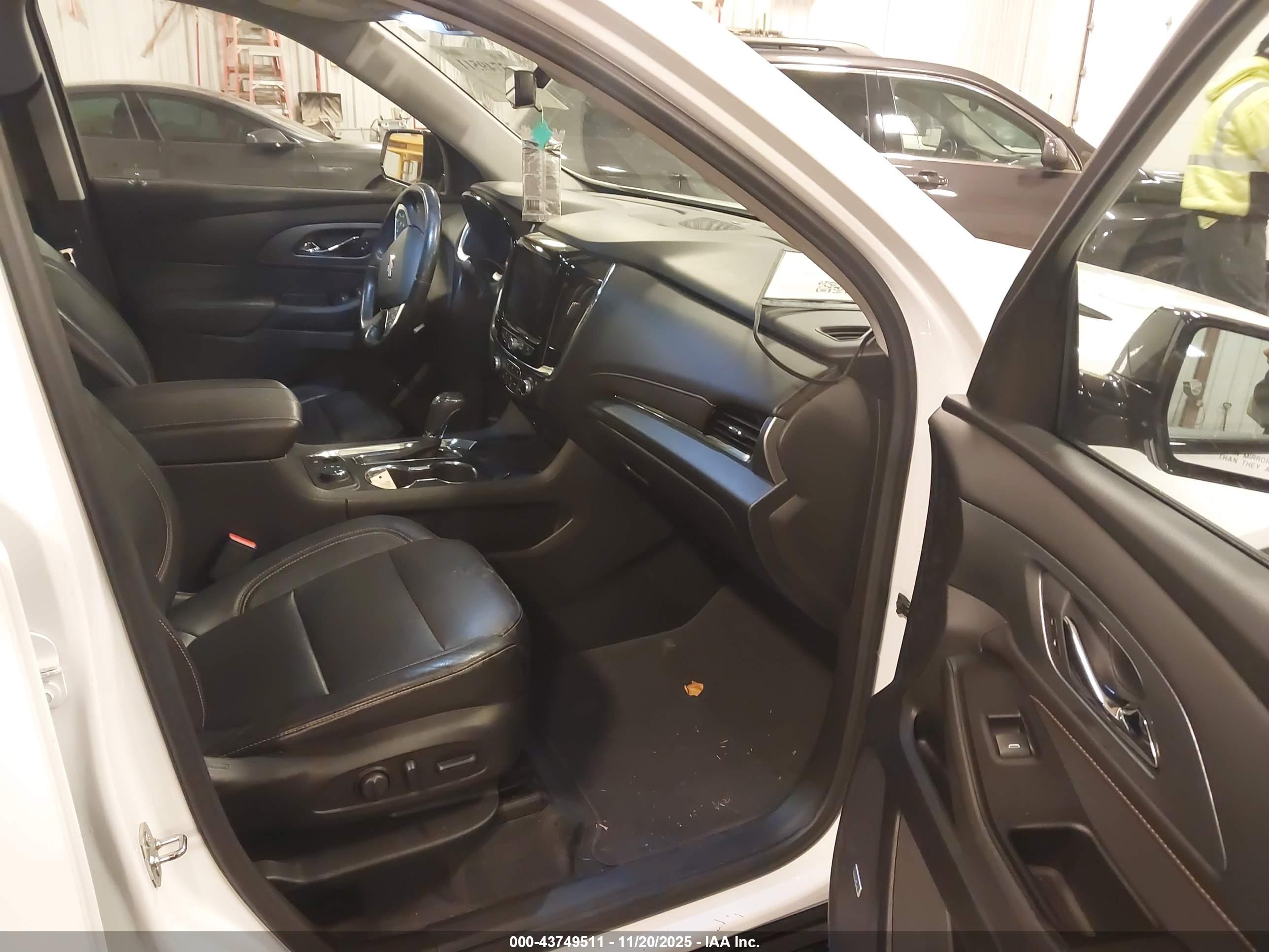 CHEVROLET TRAVERSE image 5