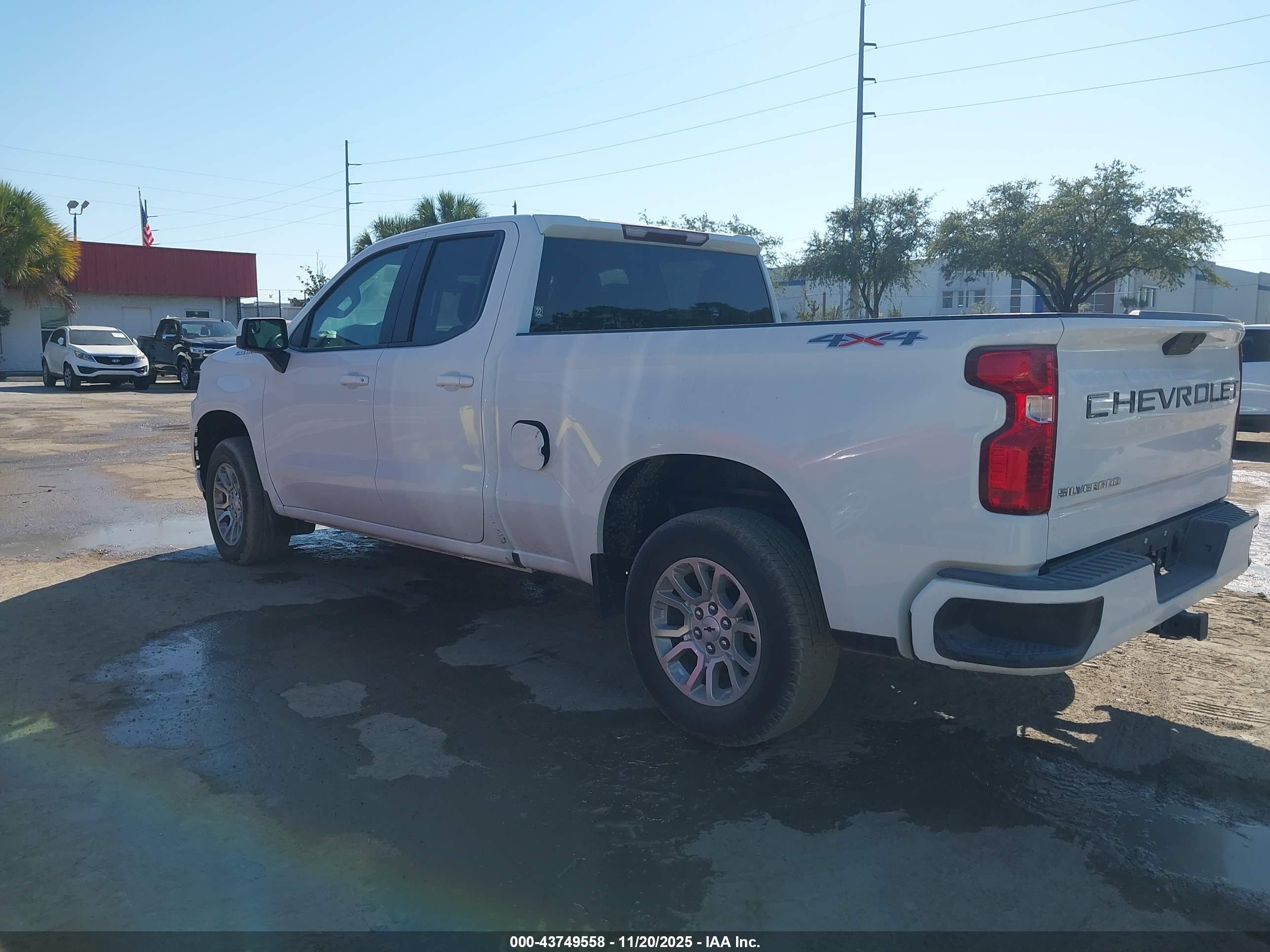 CHEVROLET SILVERADO image 3