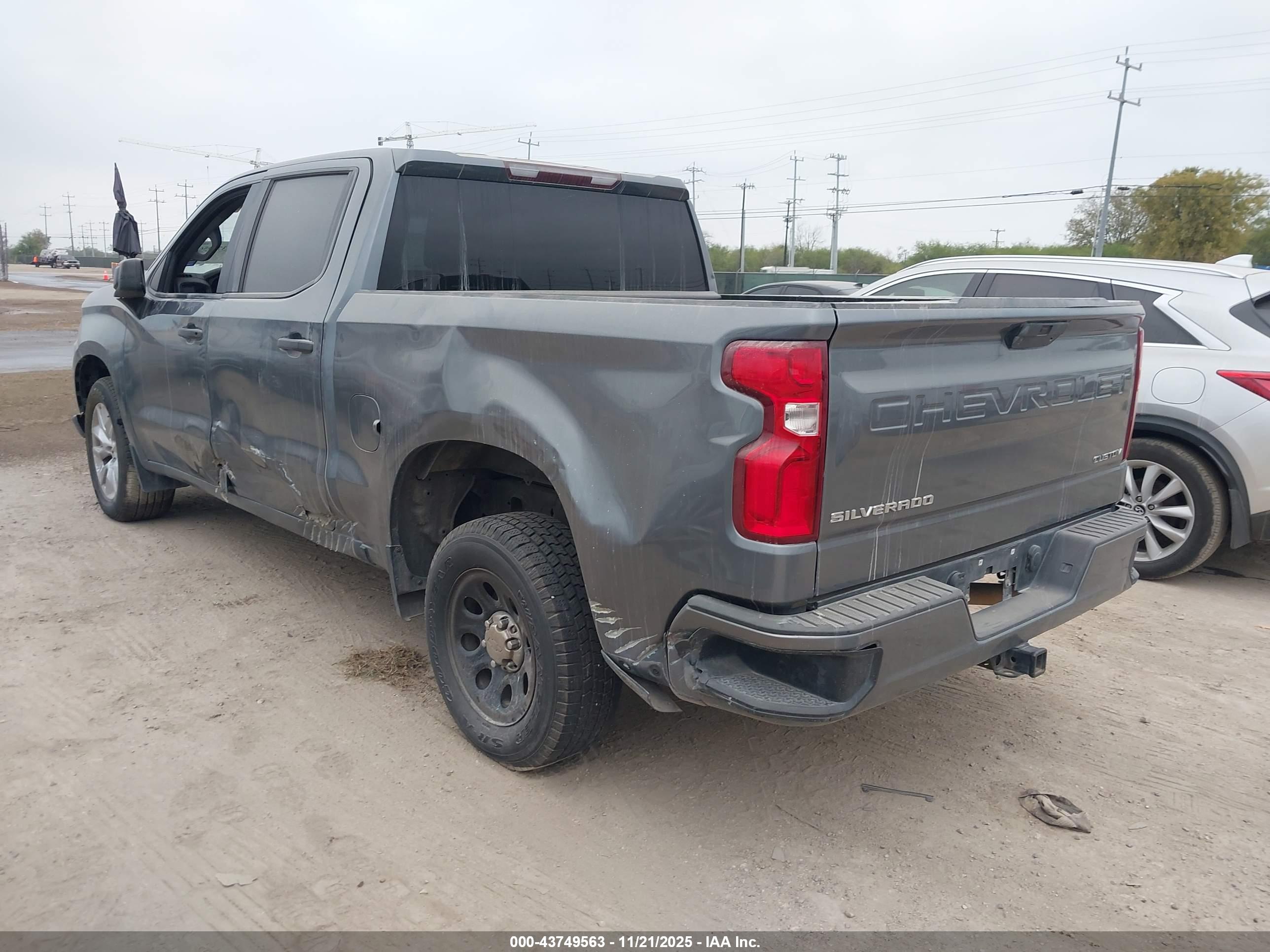CHEVROLET SILVERADO image 3