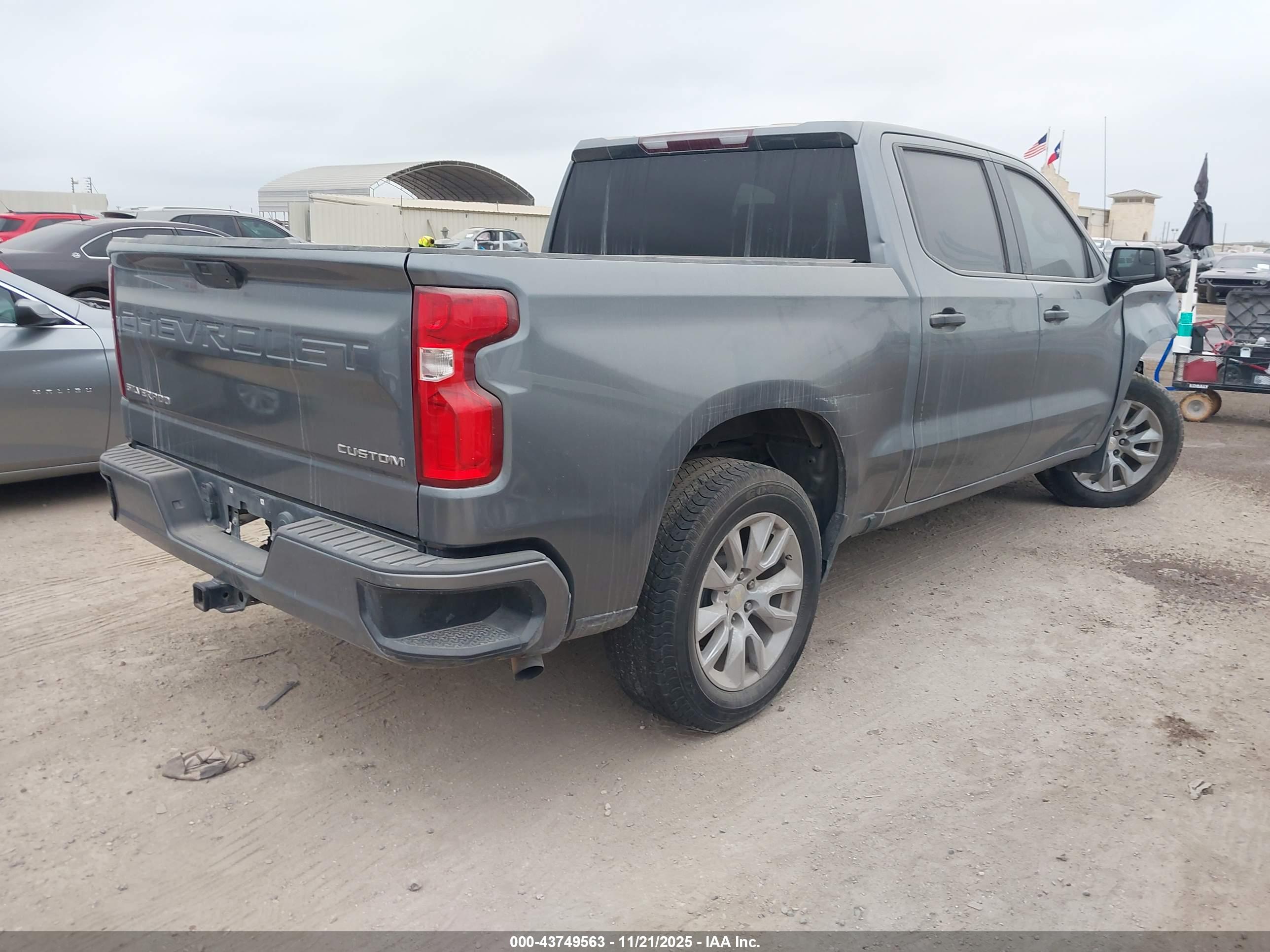 CHEVROLET SILVERADO image 4