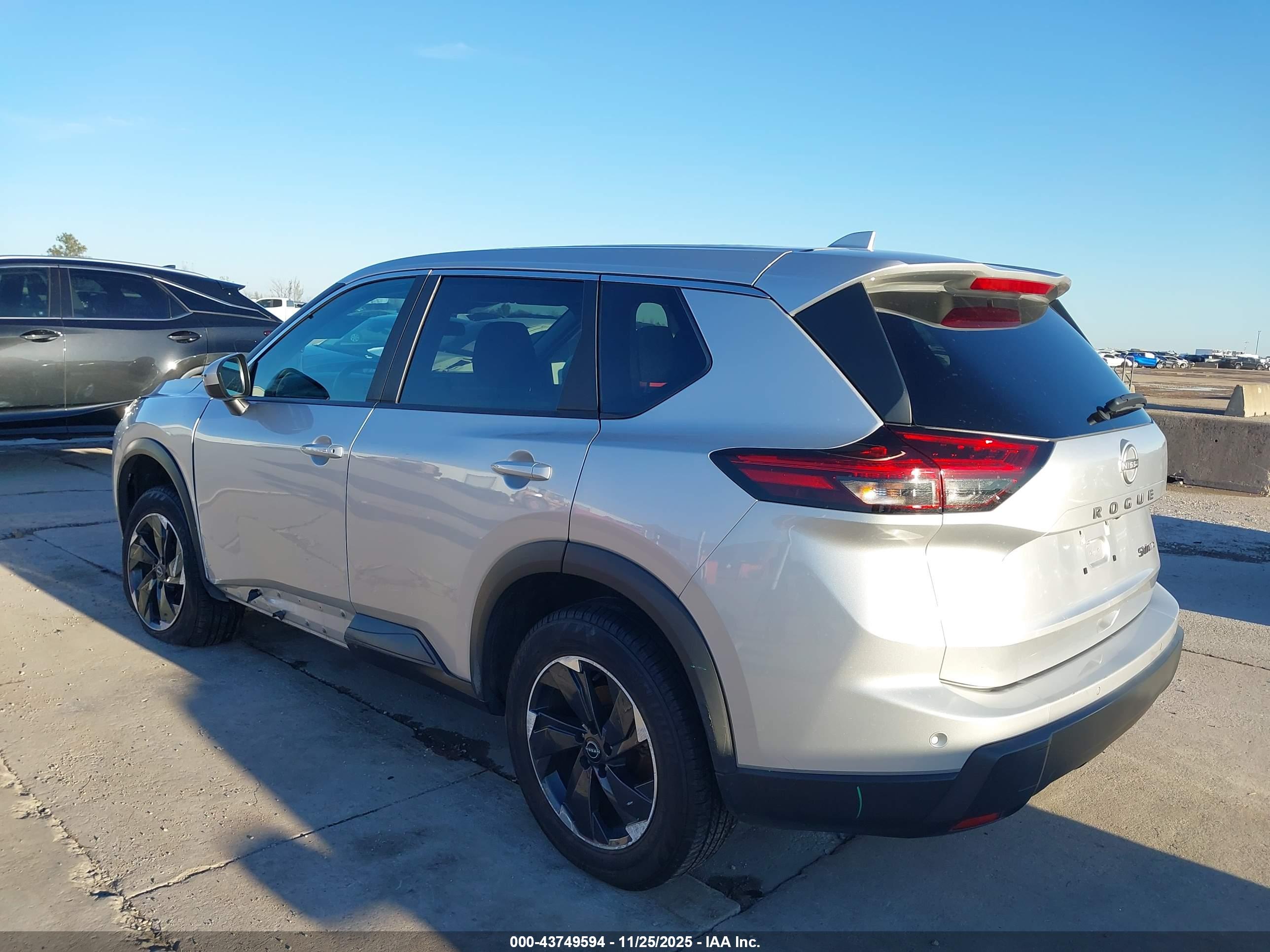 NISSAN ROGUE image 3