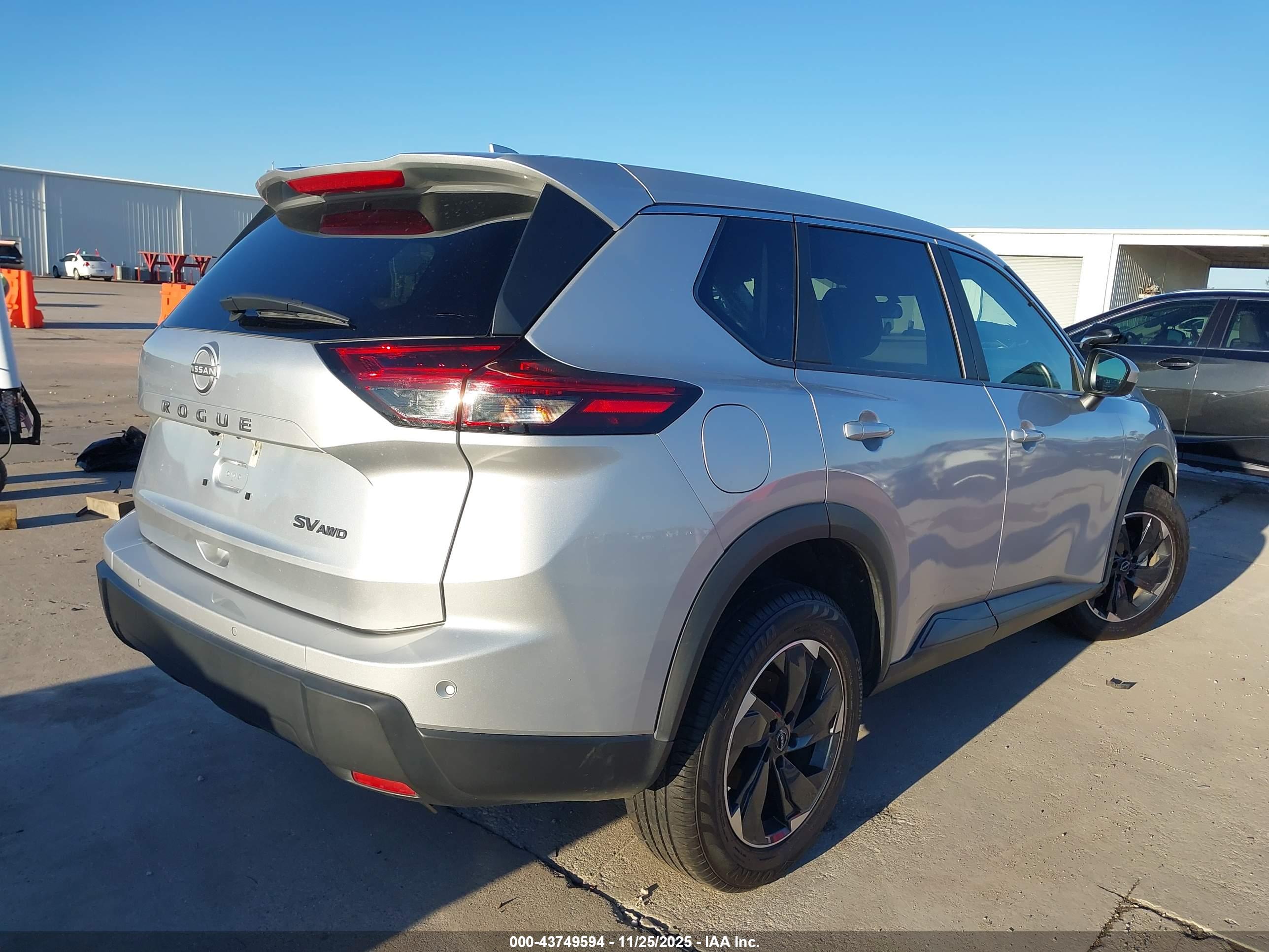 NISSAN ROGUE image 4
